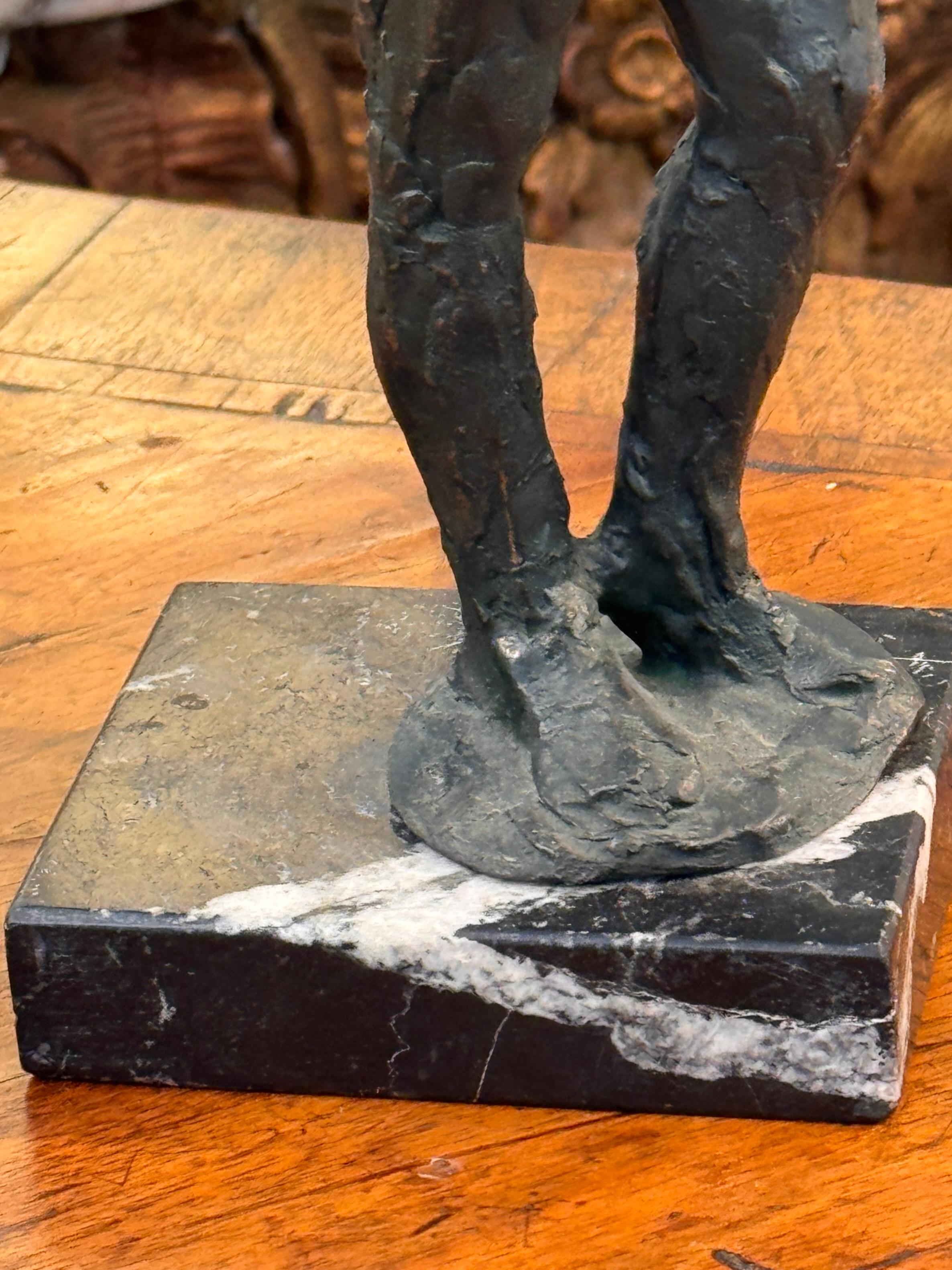 Escultura de desnudo femenino de pie de los años 50 sobre base de mármol mediados del siglo XX en venta
