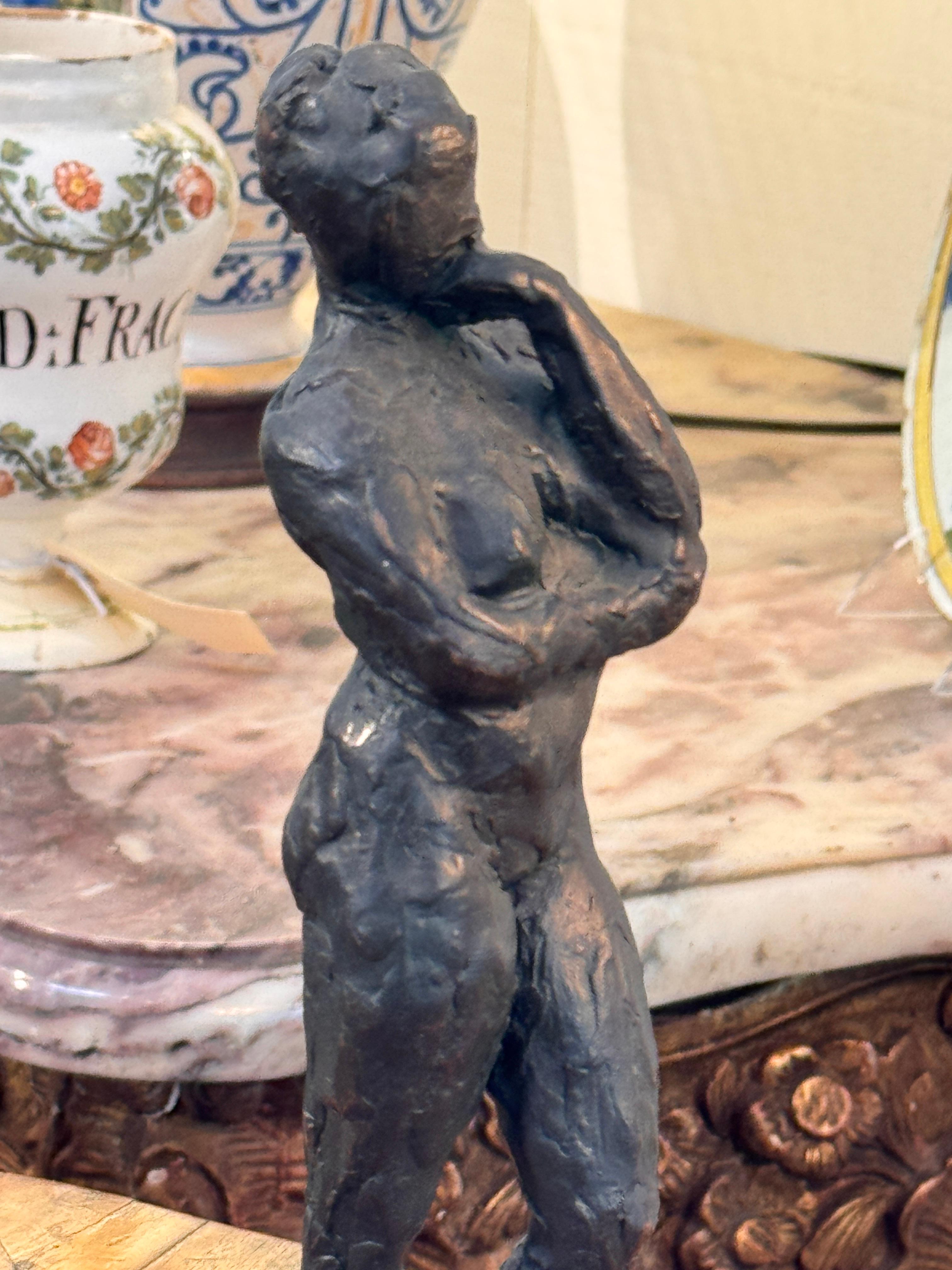 Escultura de desnudo femenino de pie de los años 50 sobre base de mármol Mármol en venta
