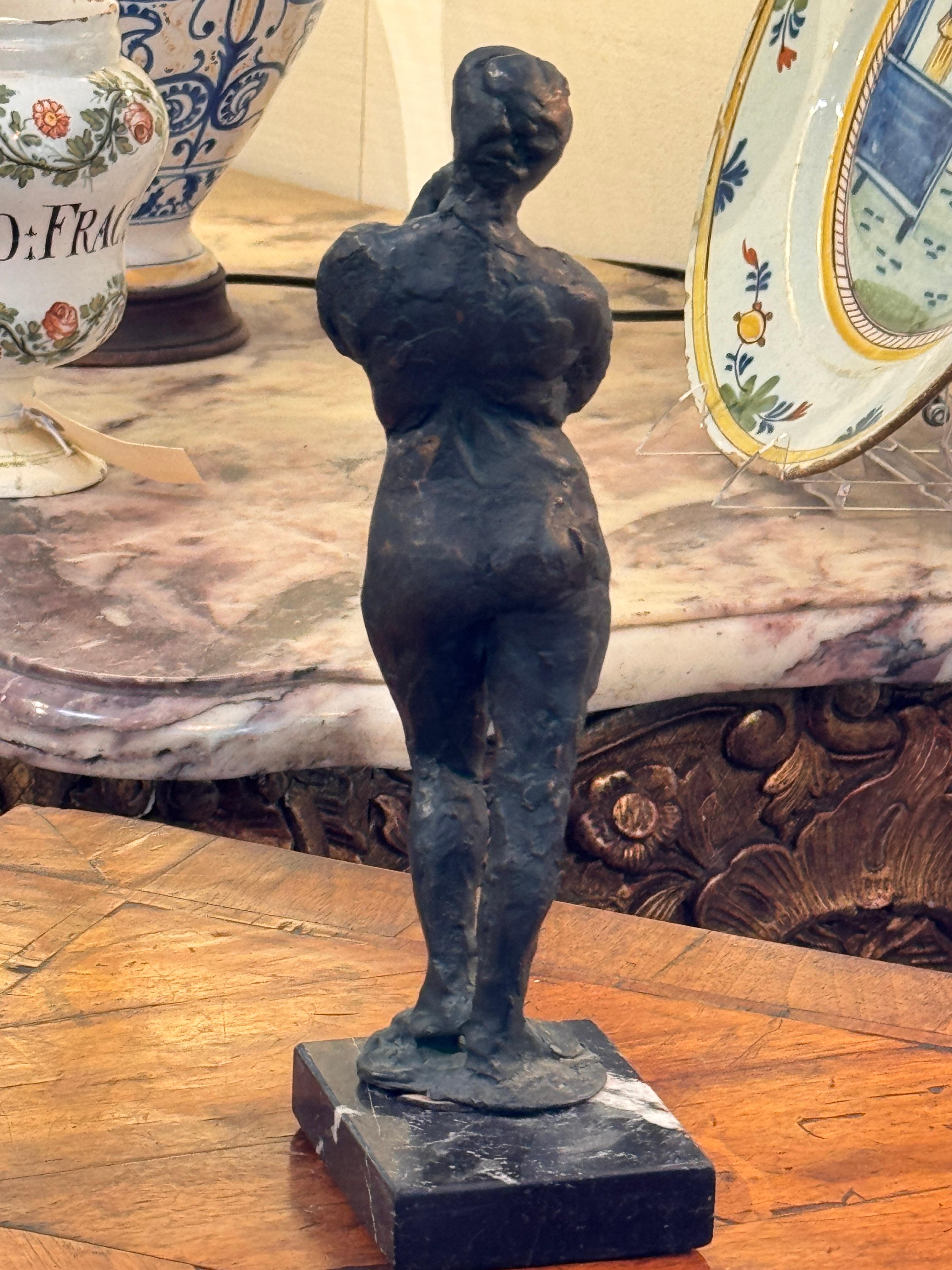 Escultura de desnudo femenino de pie de los años 50 sobre base de mármol en venta 1