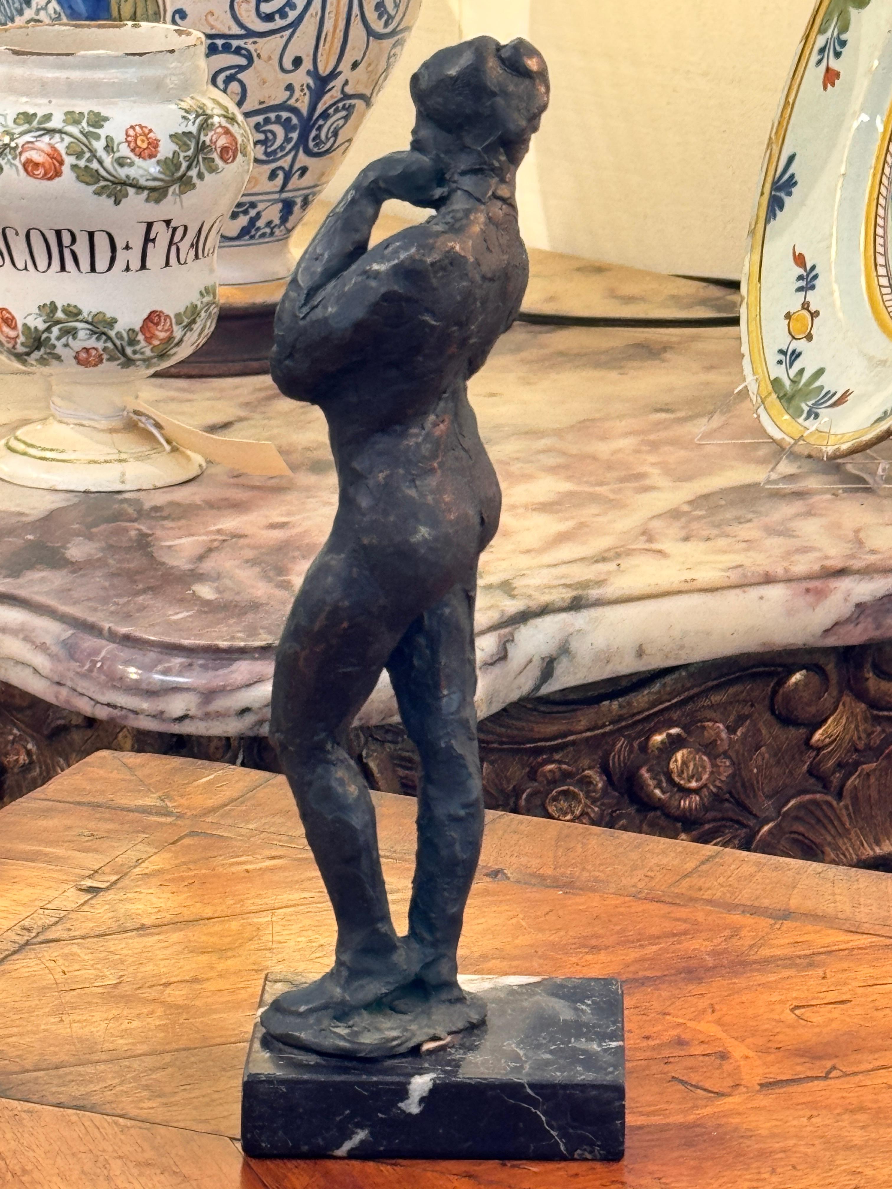 Escultura de desnudo femenino de pie de los años 50 sobre base de mármol en venta 2
