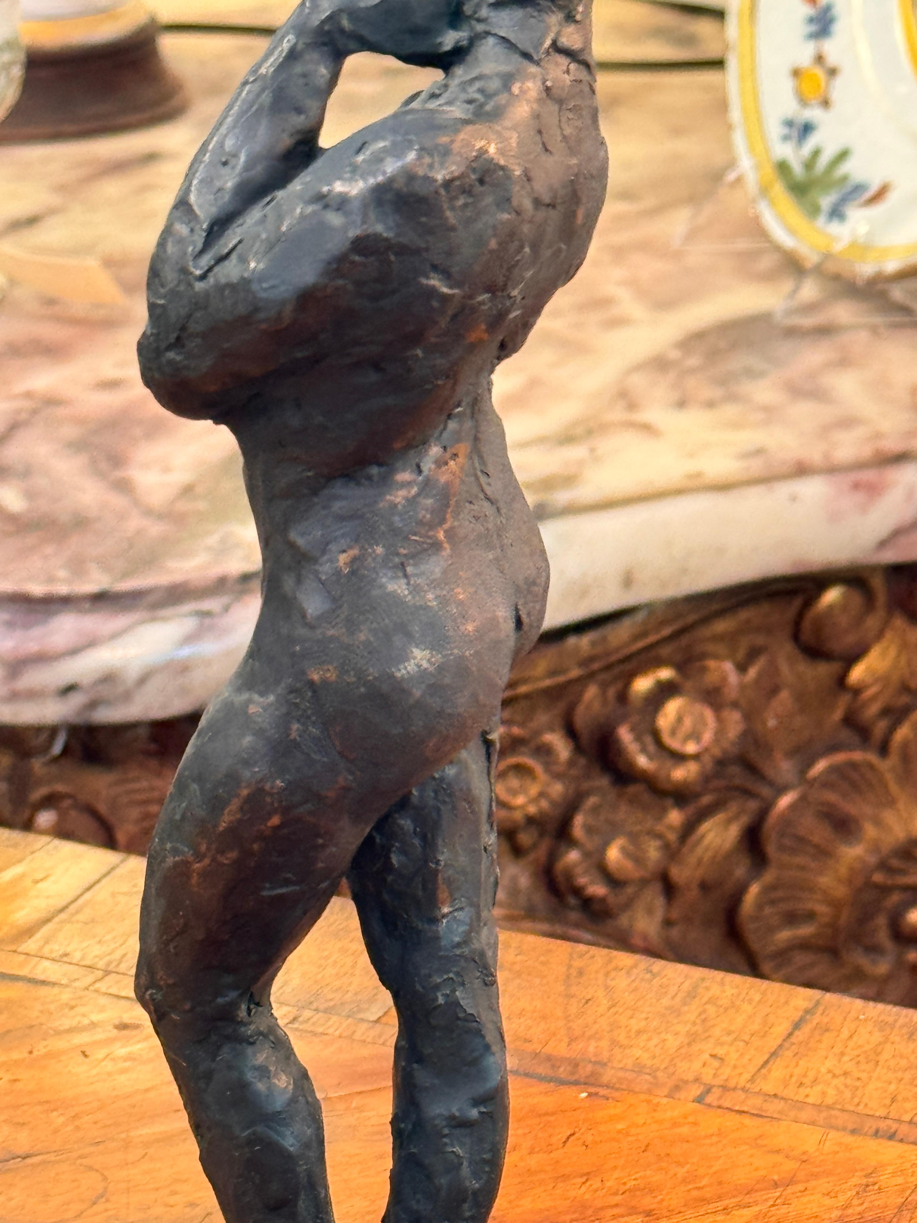 Escultura de desnudo femenino de pie de los años 50 sobre base de mármol en venta 3