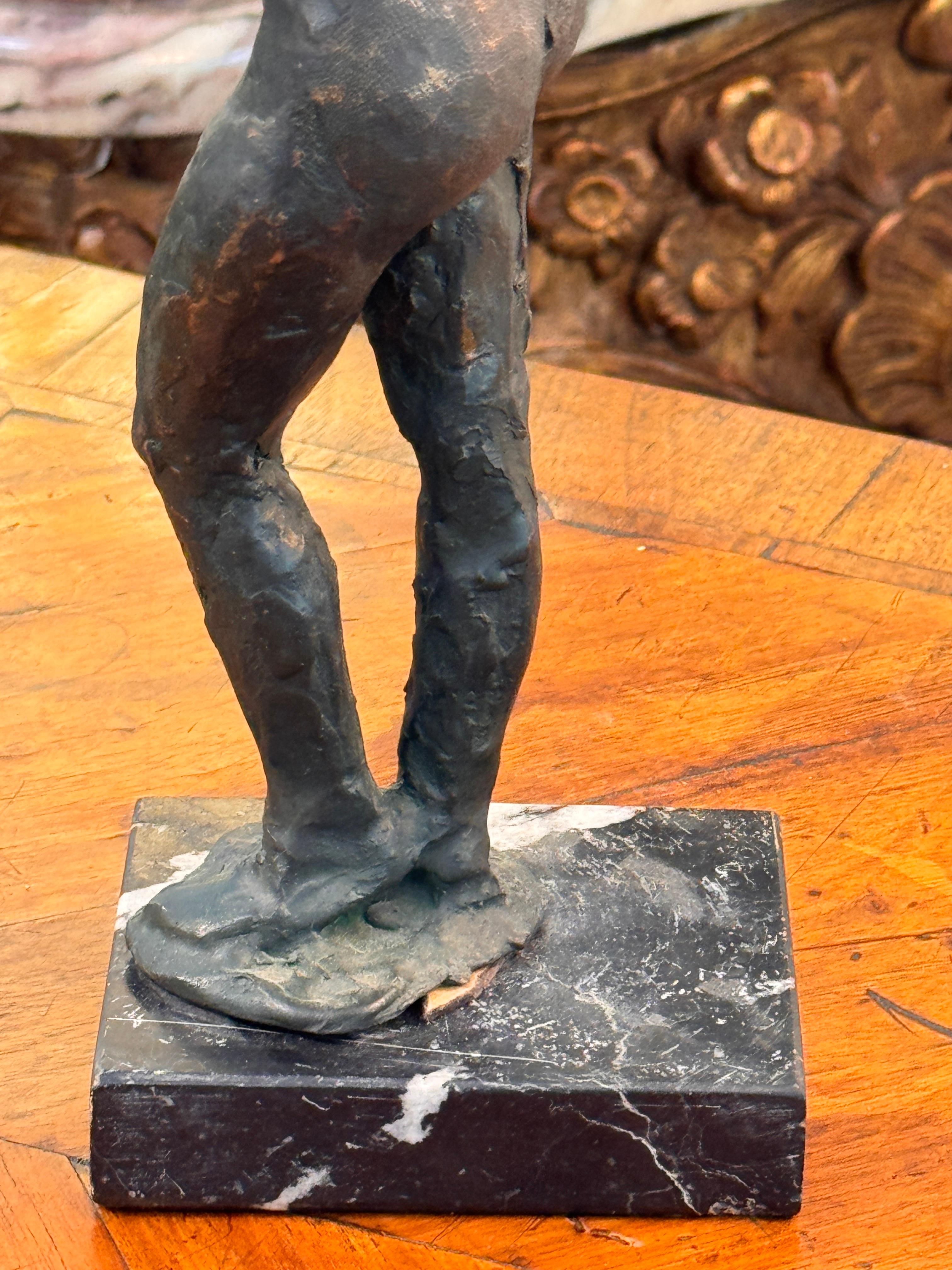 Escultura de desnudo femenino de pie de los años 50 sobre base de mármol en venta 4