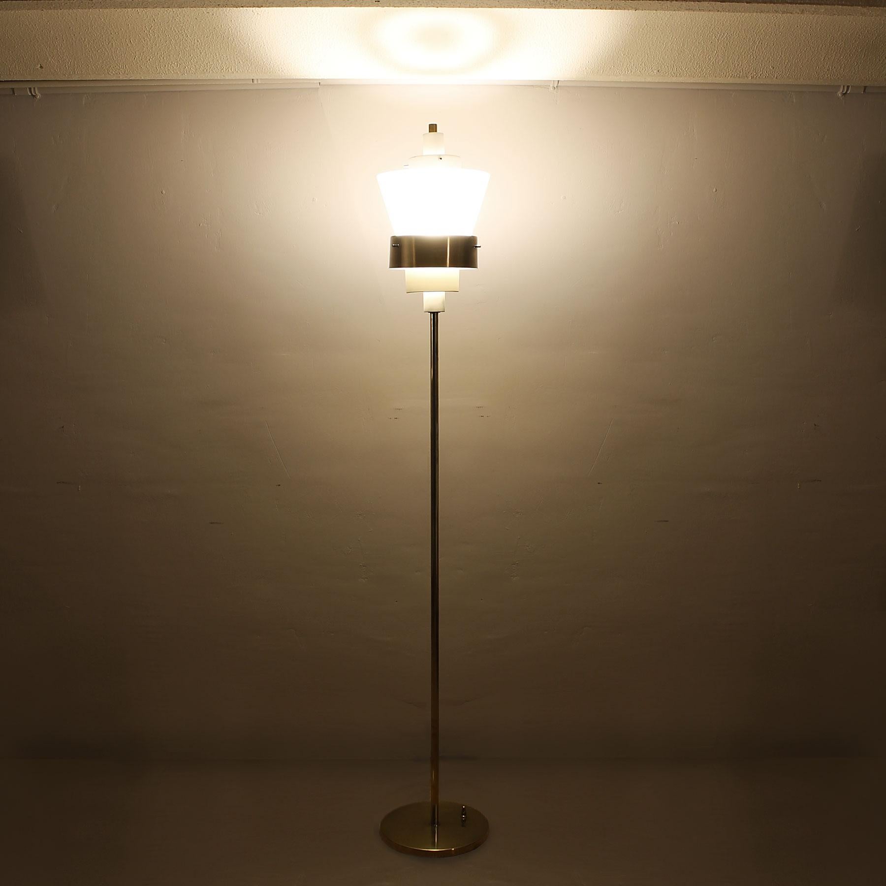 Moderne Stehleuchte aus der Mitte des Jahrhunderts von Stilnovo mit Lucite-Lampenschirm – Italien im Angebot 1