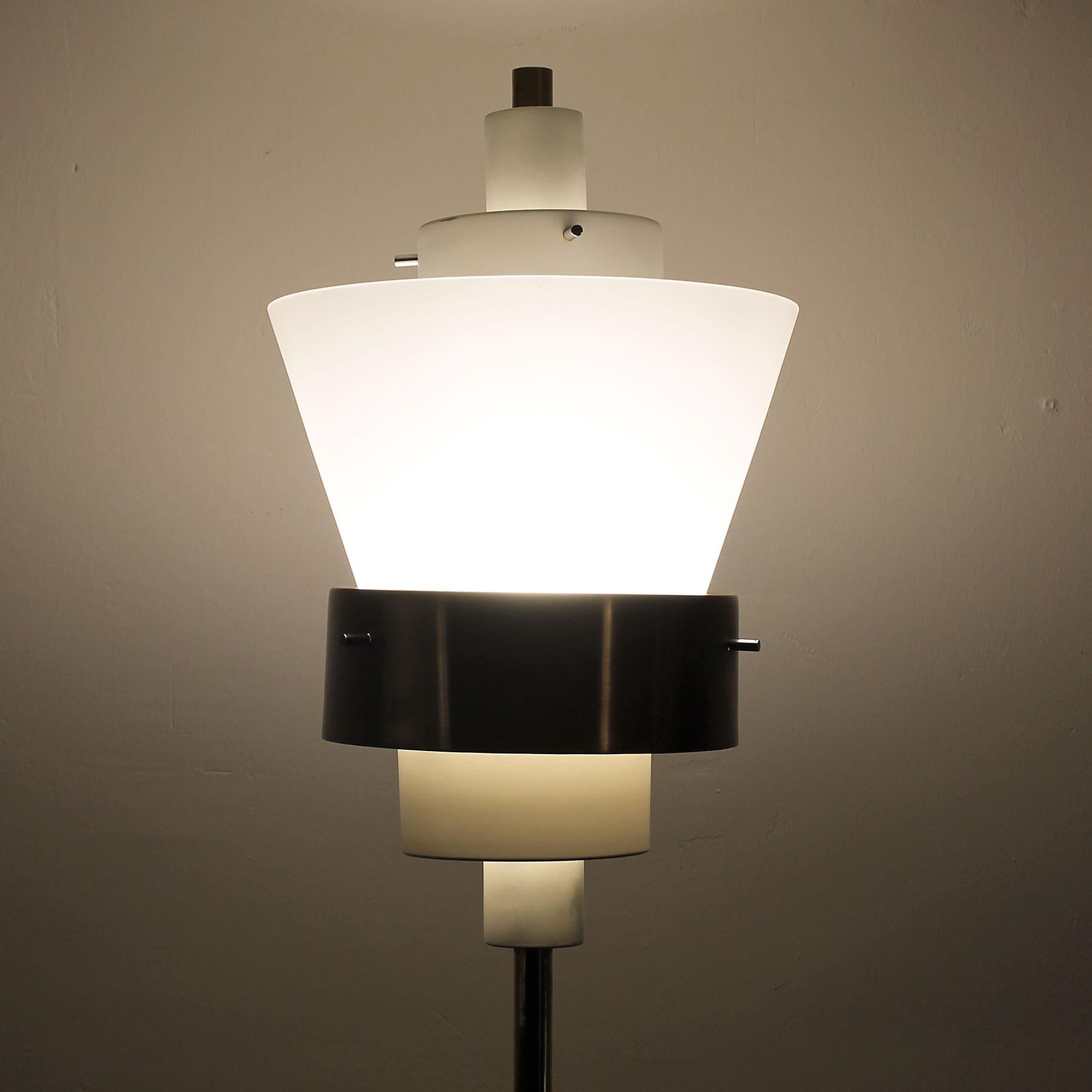 Moderne Stehleuchte aus der Mitte des Jahrhunderts von Stilnovo mit Lucite-Lampenschirm – Italien (Blech) im Angebot