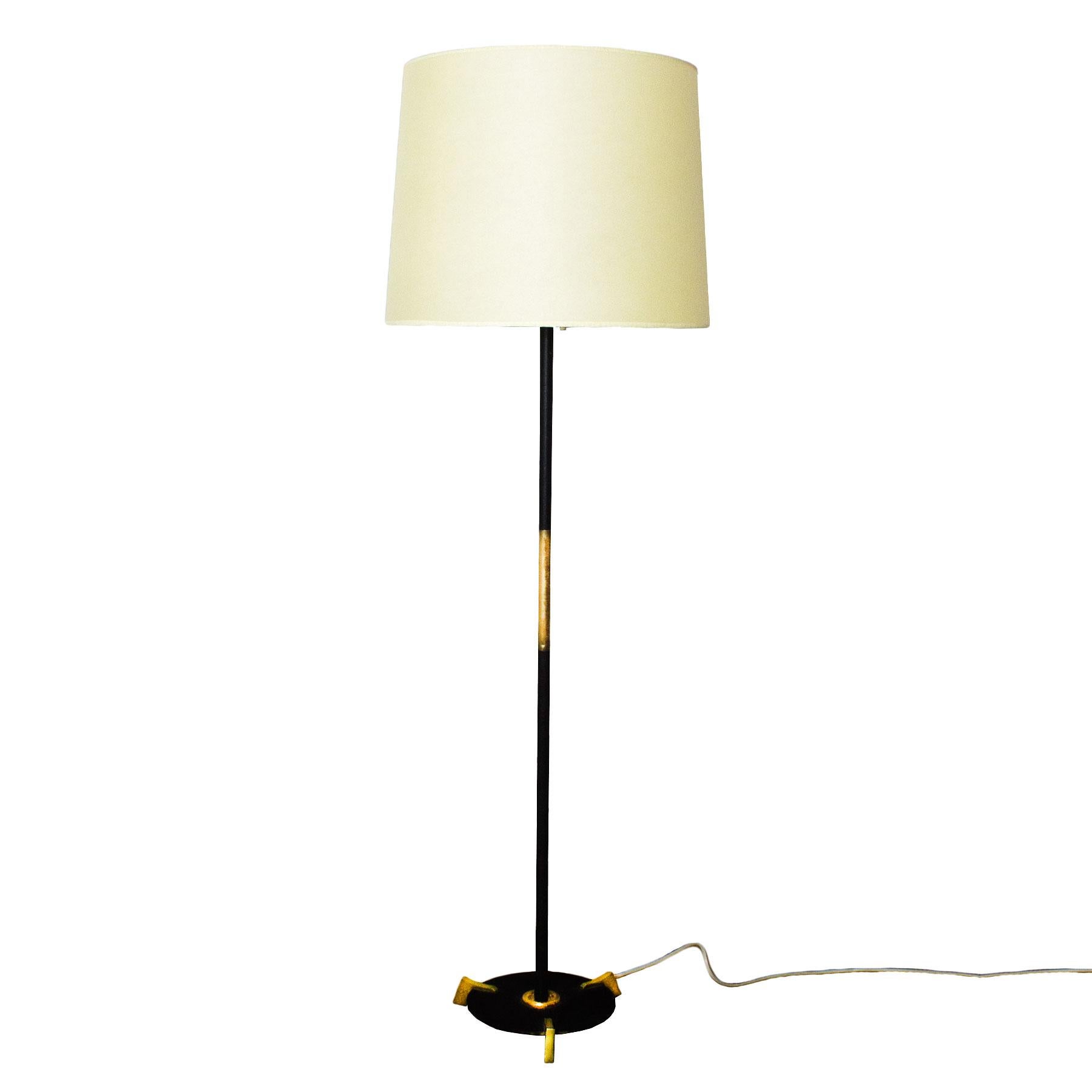 Standing lamp, black lacquered steel and polished solid brass, beige lampshade.
Spain, circa 1950.