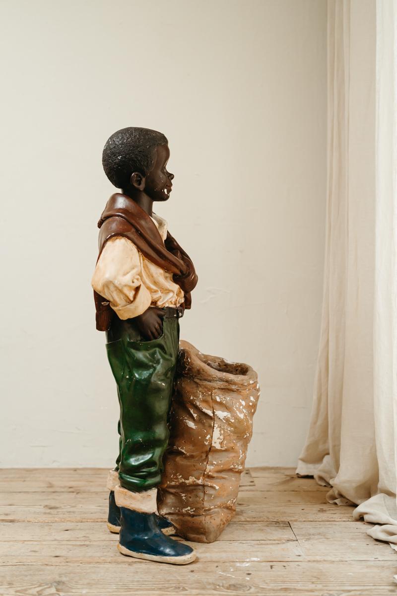 Statue d'un garçon charmant et séduisant, datant des années 1950 en vente 3