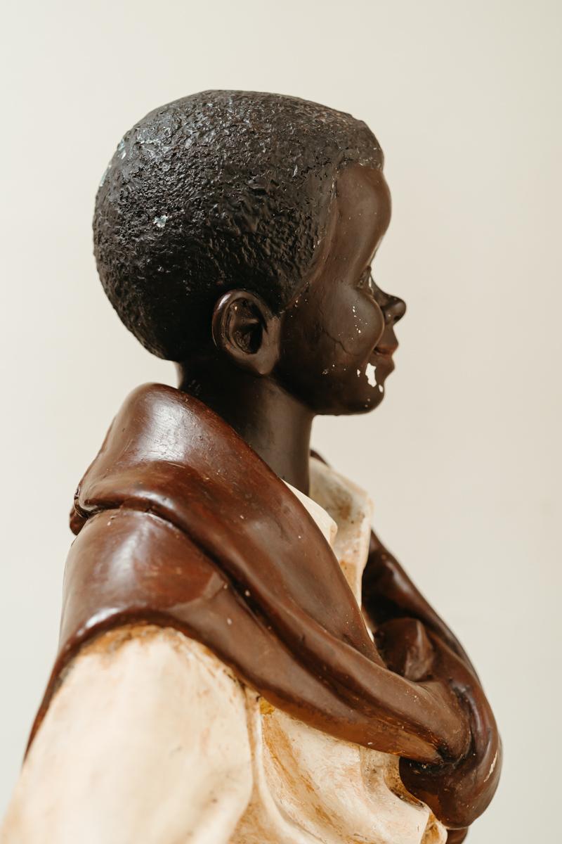 Statue d'un garçon charmant et séduisant, datant des années 1950 en vente 5