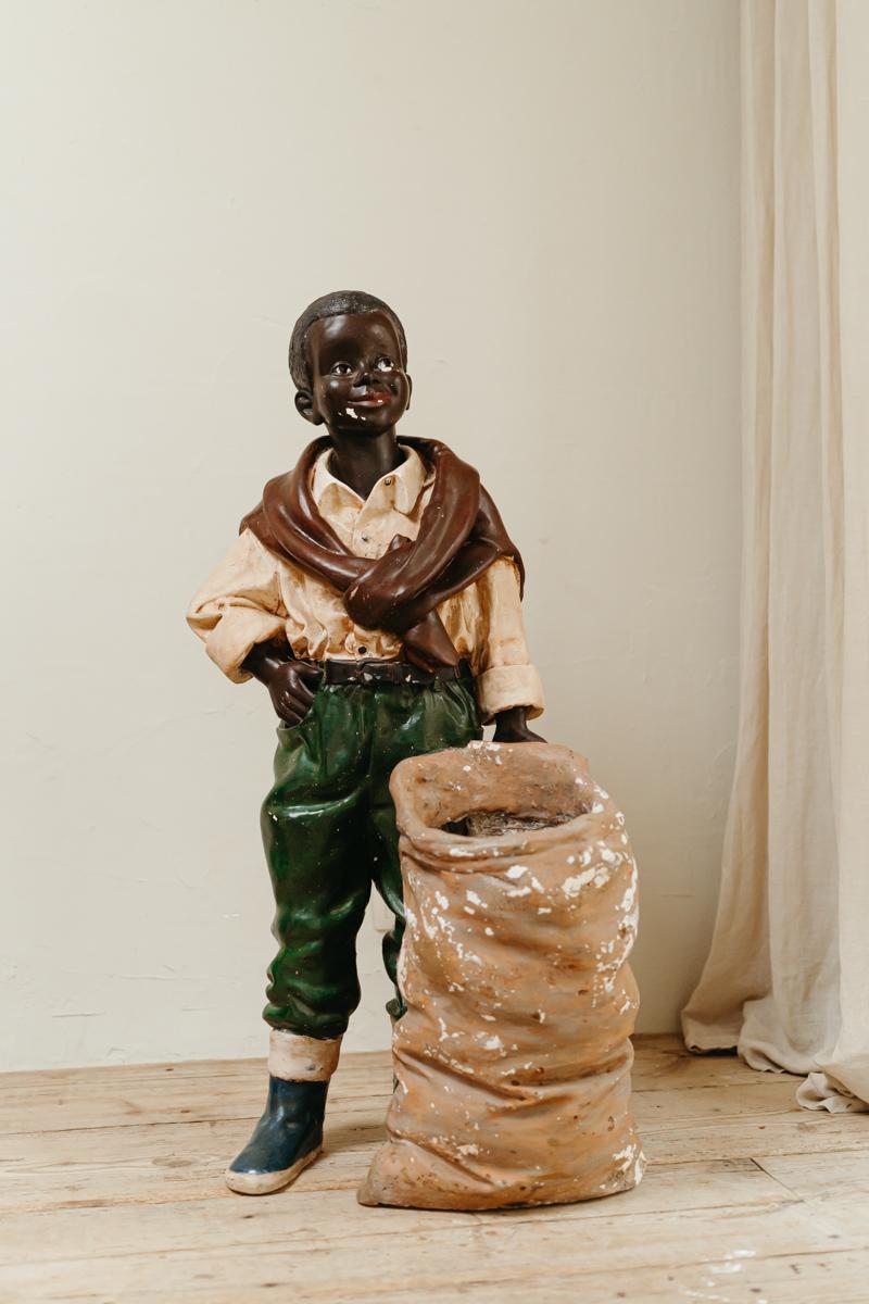 Statue d'un garçon charmant et séduisant, datant des années 1950 en vente 6