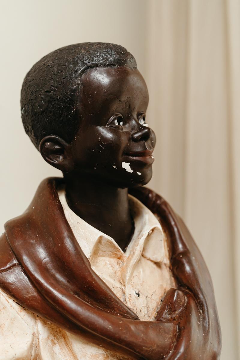 Statue d'un garçon charmant et séduisant, datant des années 1950 en vente 7