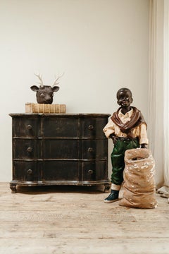 Statue eines charmanten und gut aussehenden Jungen aus den 1950er Jahren