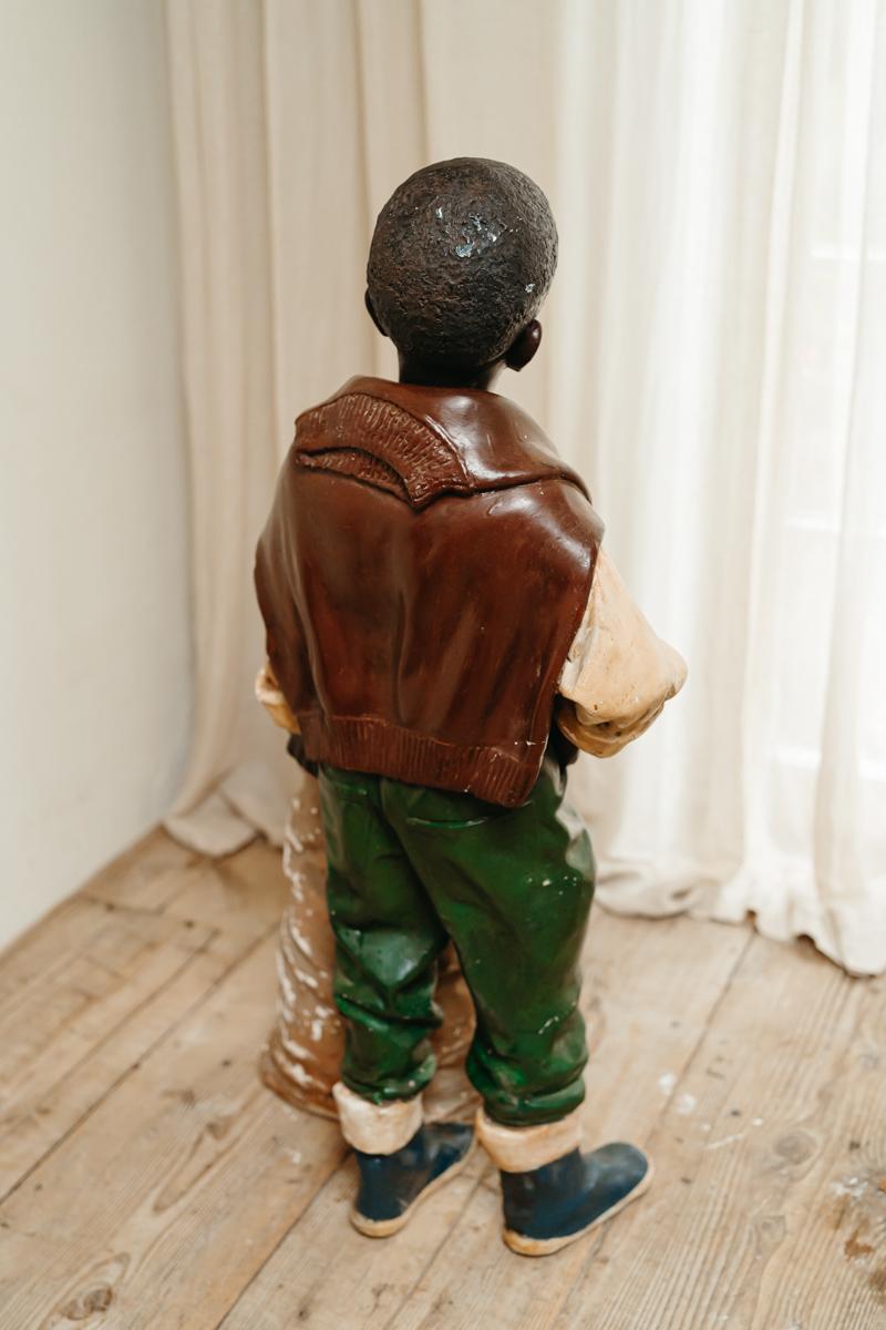 Peint Statue d'un garçon charmant et séduisant, datant des années 1950 en vente