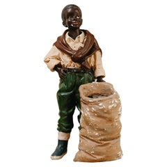Estatua de 1950 de un chico encantador y guapo