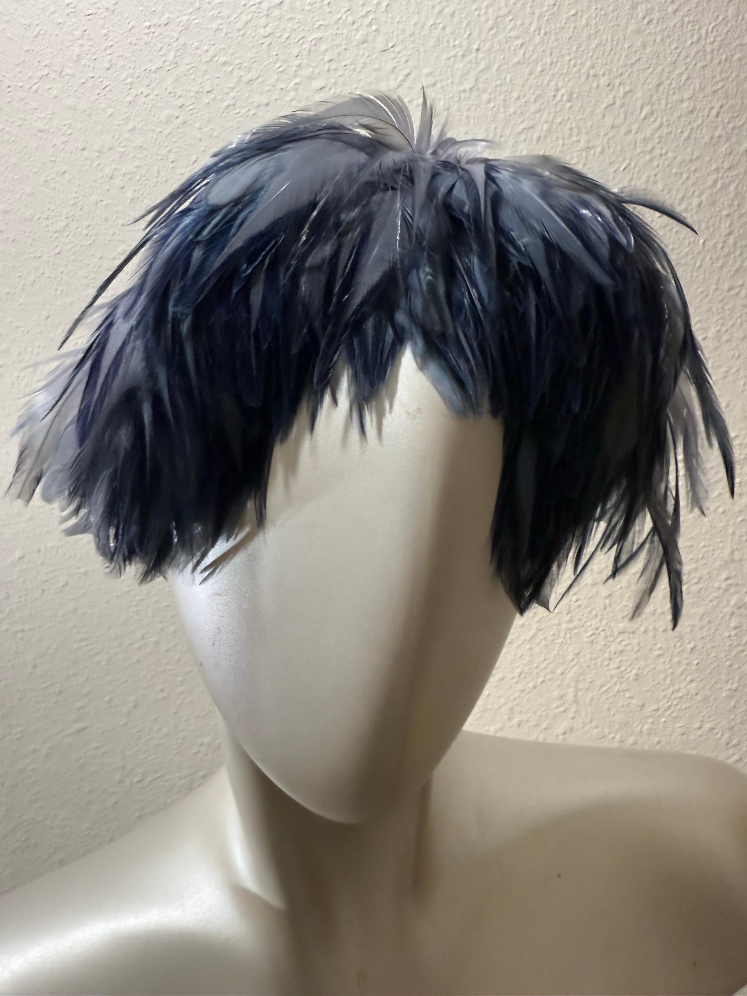 Cappello con fascia di piume e volant in velluto, ispirato al balletto degli anni '50, di colore blu Steele in vendita 5