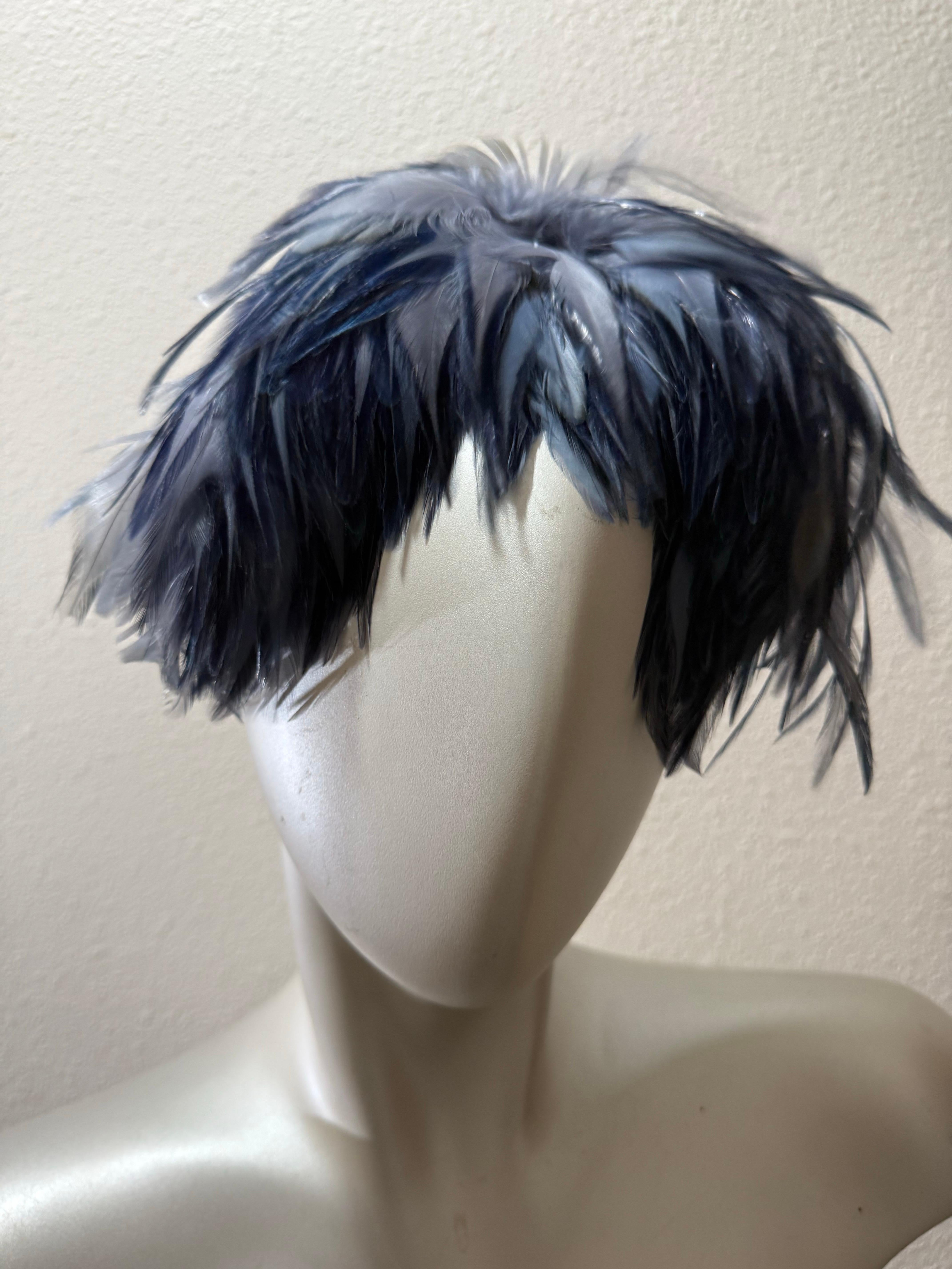 Cappello con fascia di piume e volant in velluto, ispirato al balletto degli anni '50, di colore blu Steele in vendita 6