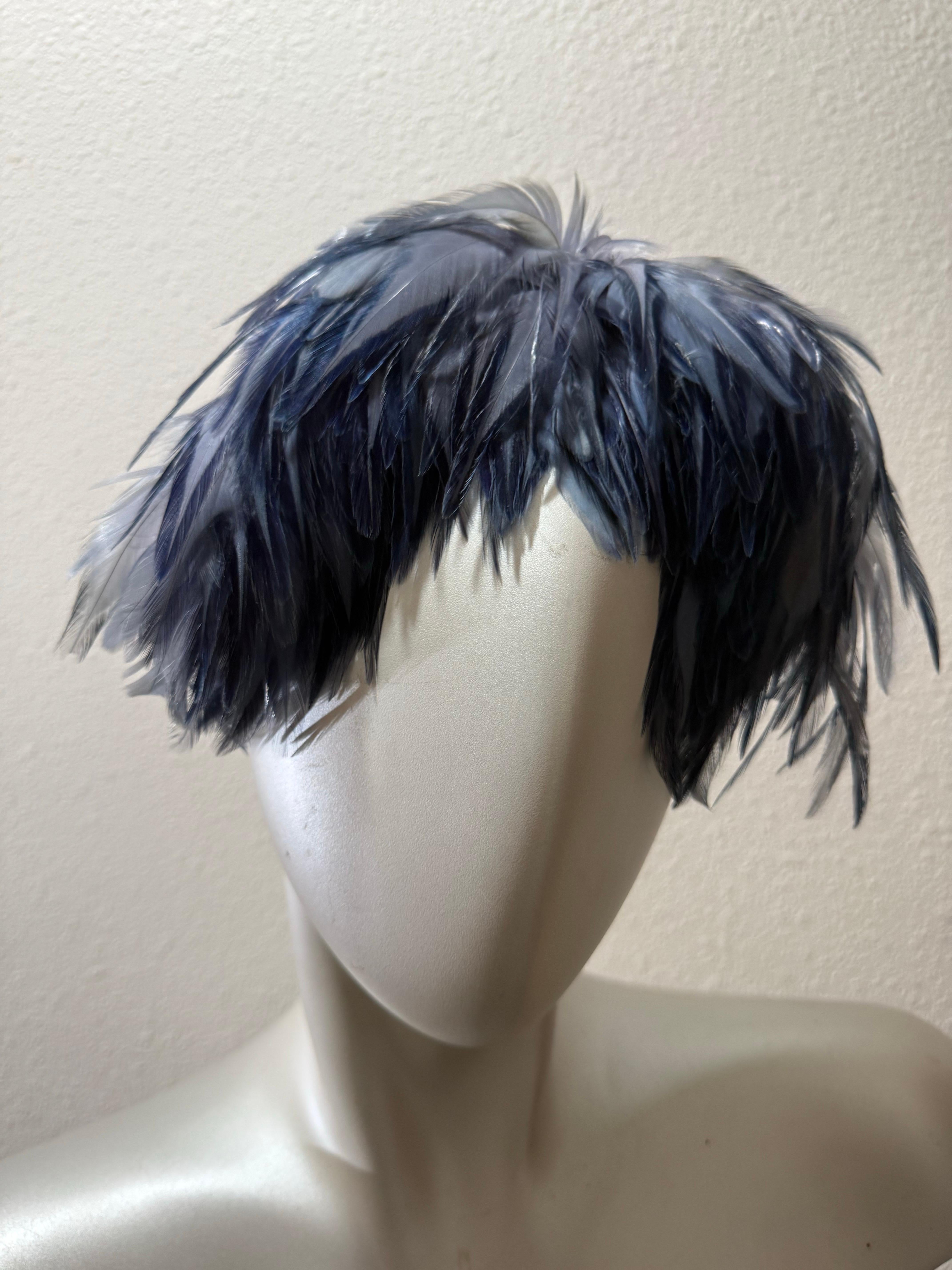 Cappello con fascia di piume e volant in velluto, ispirato al balletto degli anni '50, di colore blu Steele in vendita 7