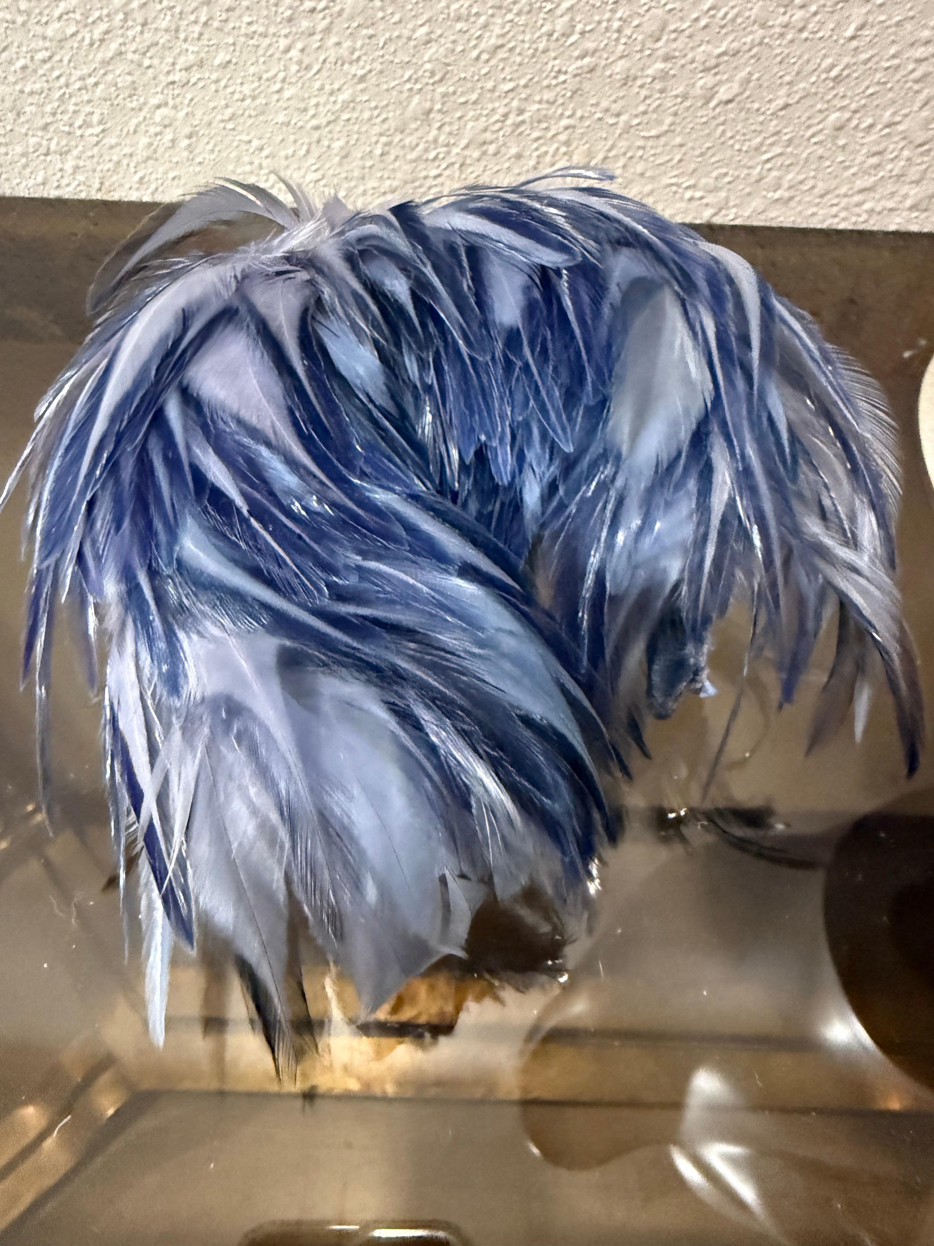Cappello con fascia di piume e volant in velluto, ispirato al balletto degli anni '50, di colore blu Steele in vendita 8