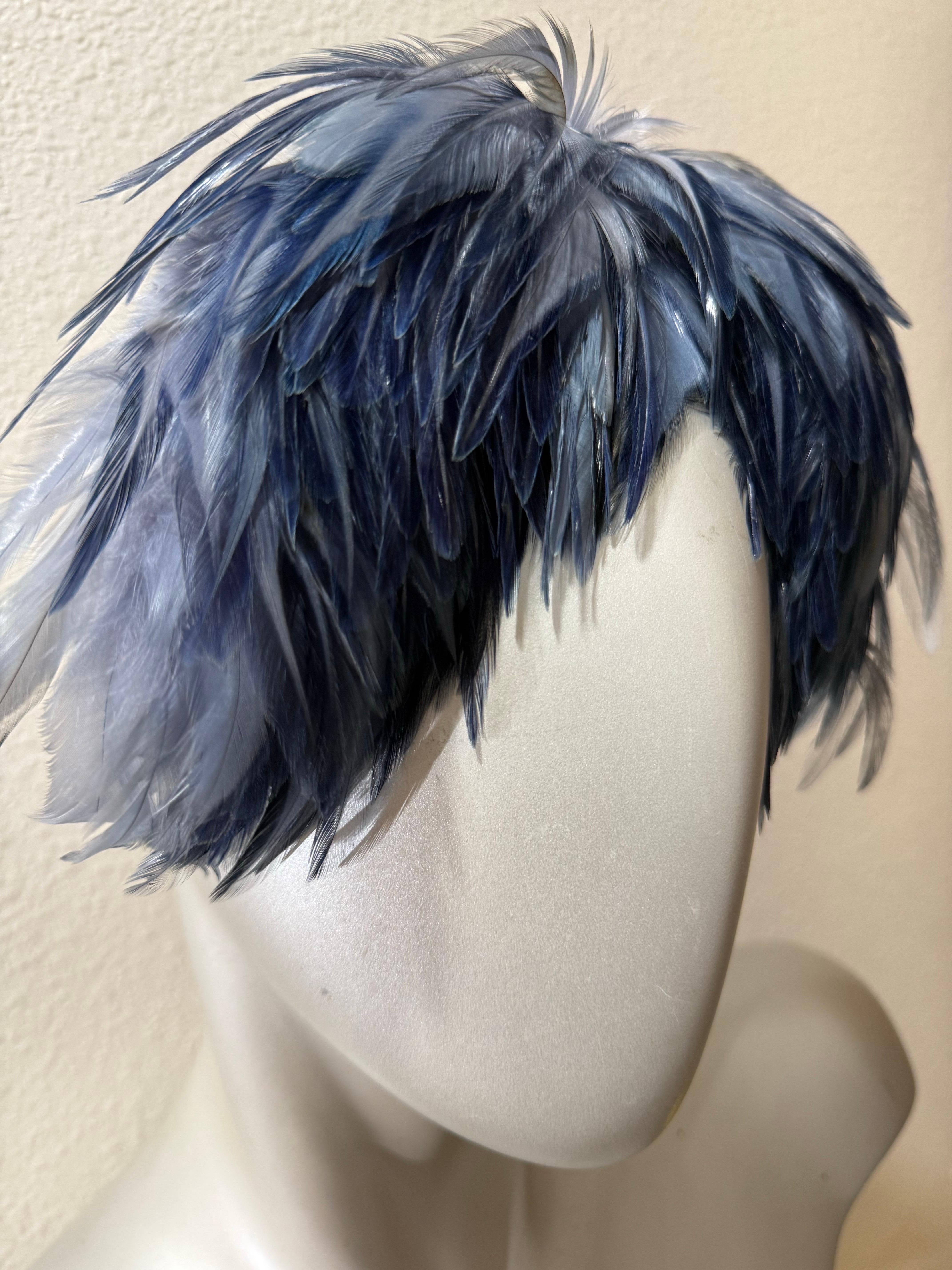 Cappello con fascia di piume e volant in velluto, ispirato al balletto degli anni '50, di colore blu Steele:  Senza etichetta, ma di grande qualità. Il dramma del cocktail!  Taglia unica