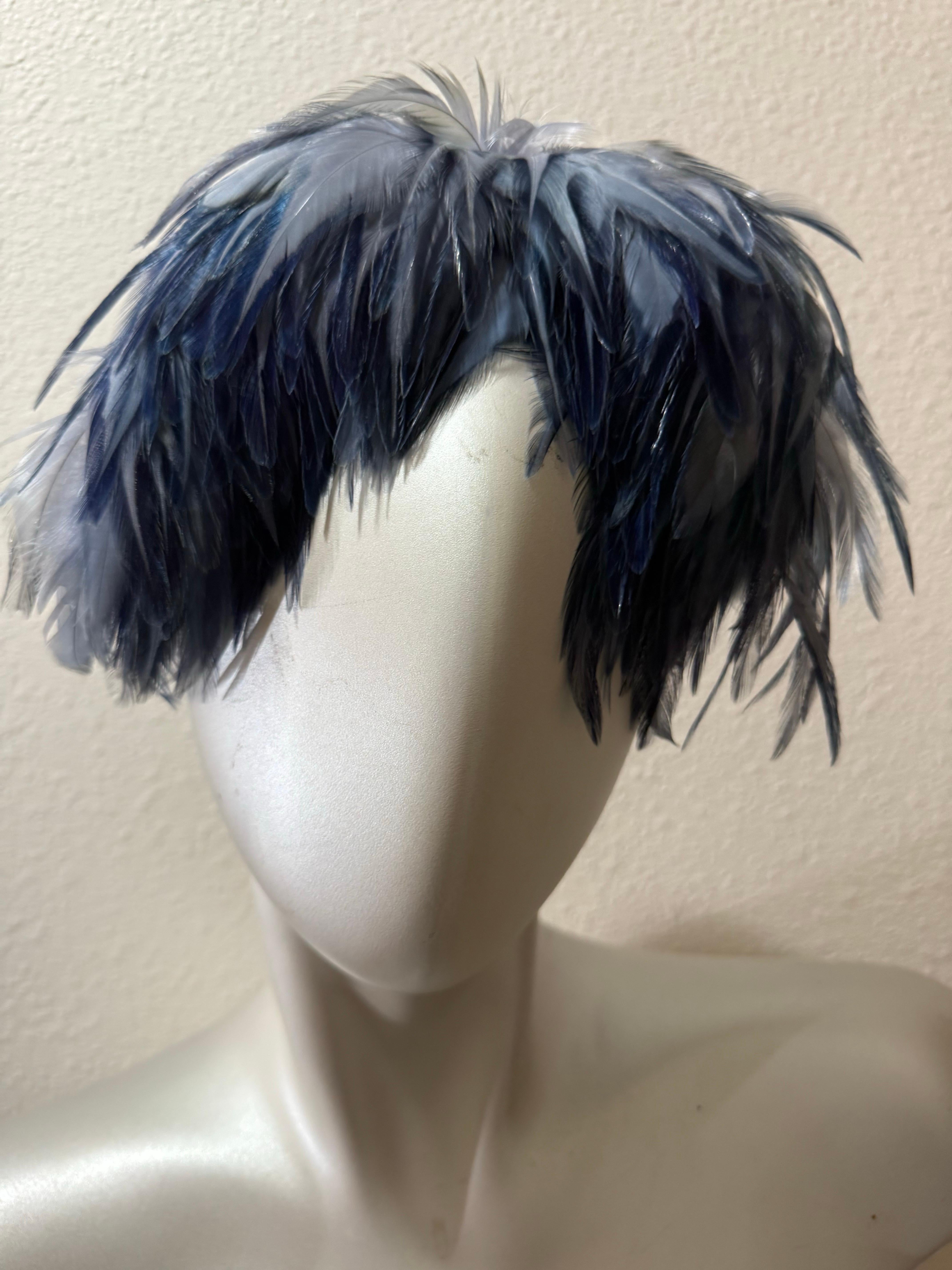 Nero Cappello con fascia di piume e volant in velluto, ispirato al balletto degli anni '50, di colore blu Steele in vendita