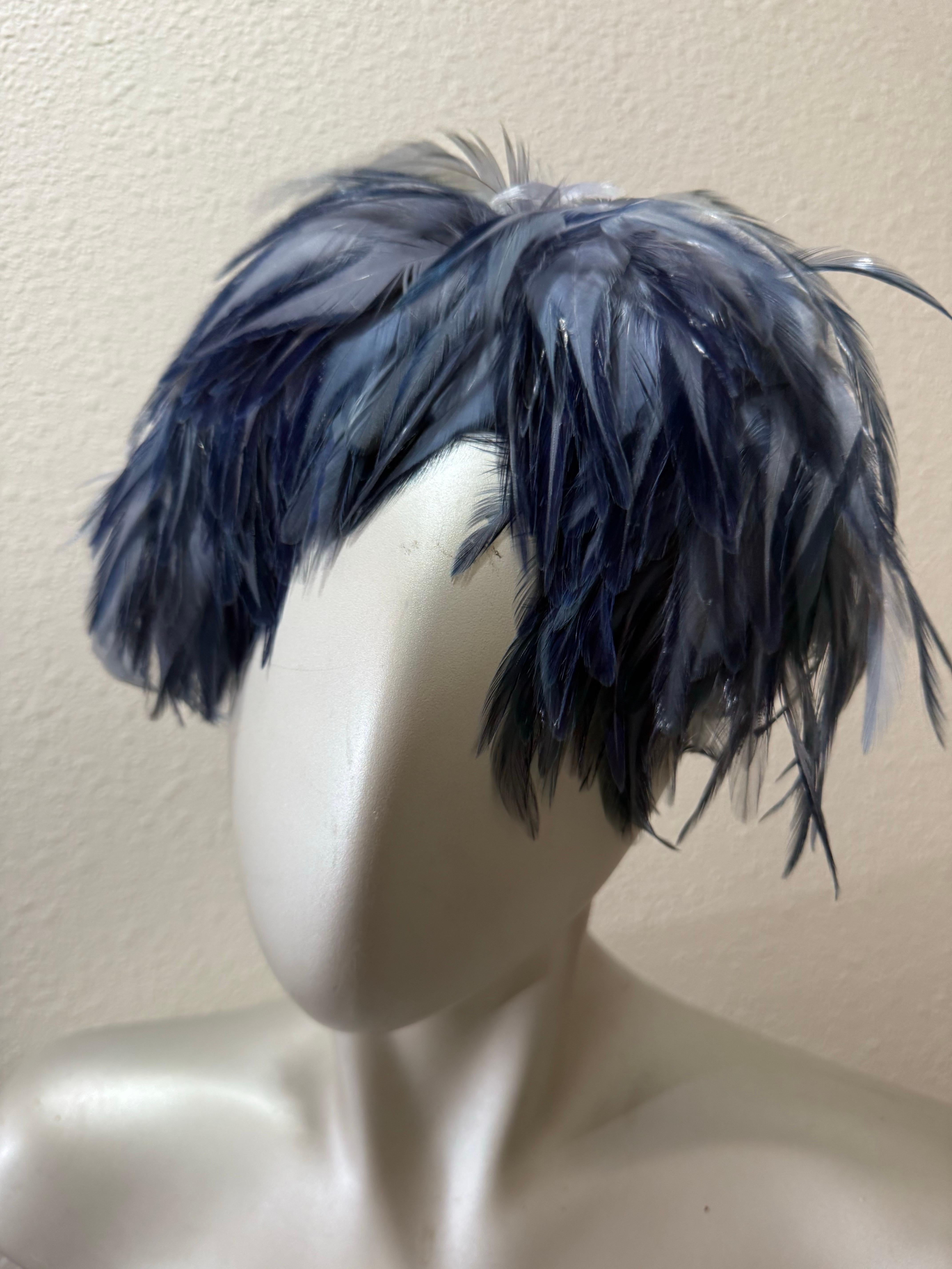 Cappello con fascia di piume e volant in velluto, ispirato al balletto degli anni '50, di colore blu Steele In condizioni ottime in vendita a Gresham, OR