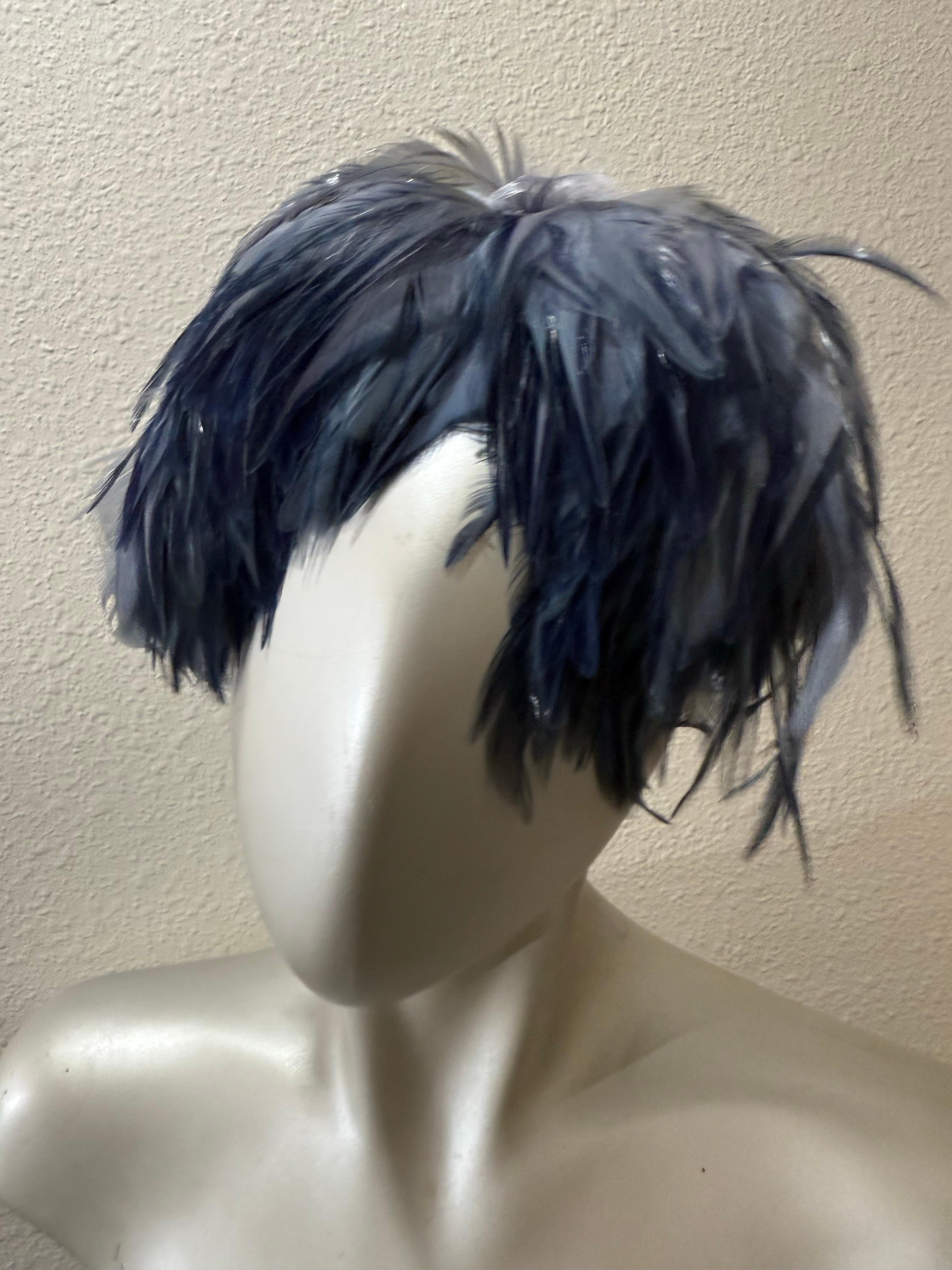 Donna Cappello con fascia di piume e volant in velluto, ispirato al balletto degli anni '50, di colore blu Steele in vendita