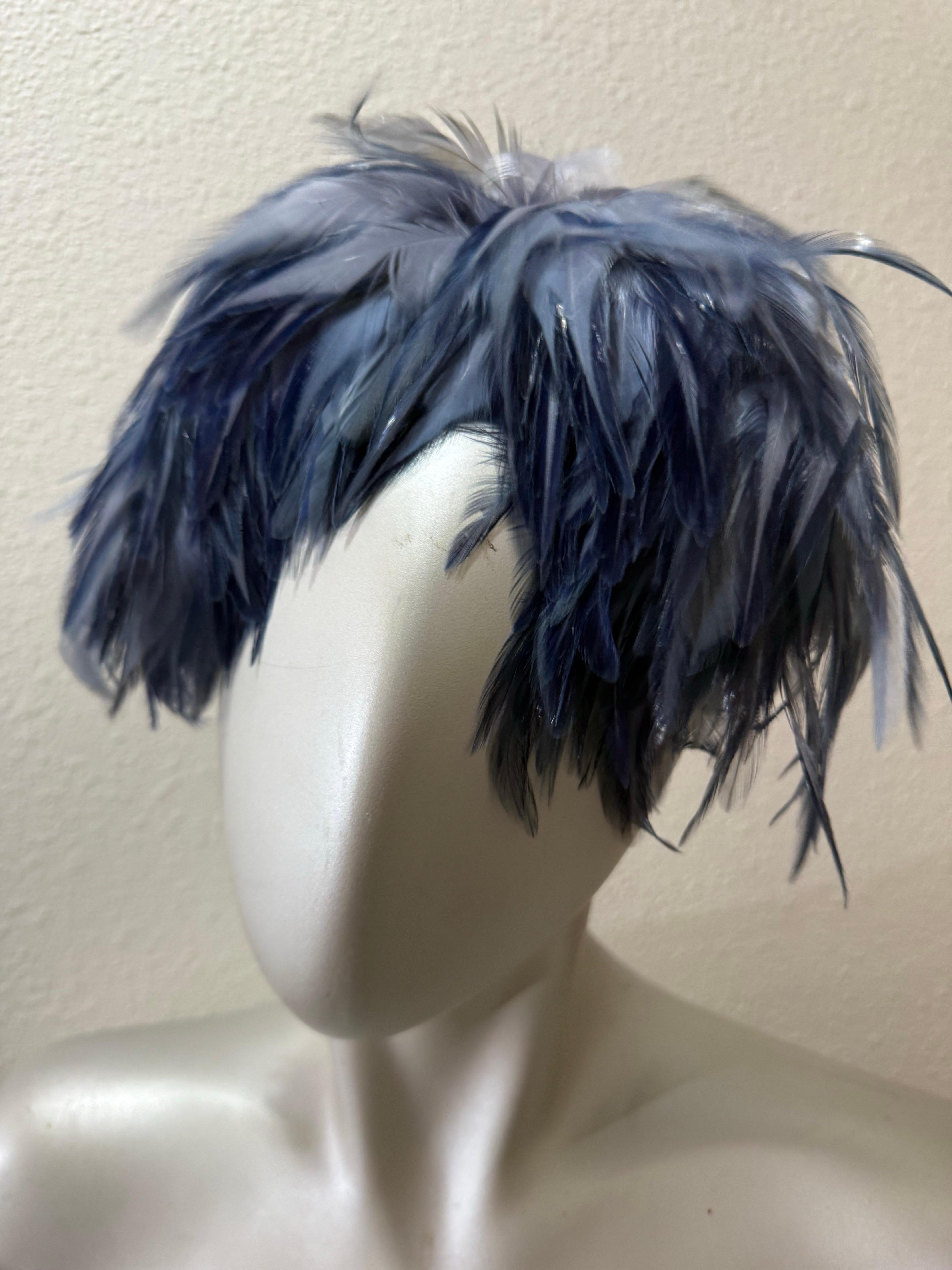 Cappello con fascia di piume e volant in velluto, ispirato al balletto degli anni '50, di colore blu Steele in vendita 1