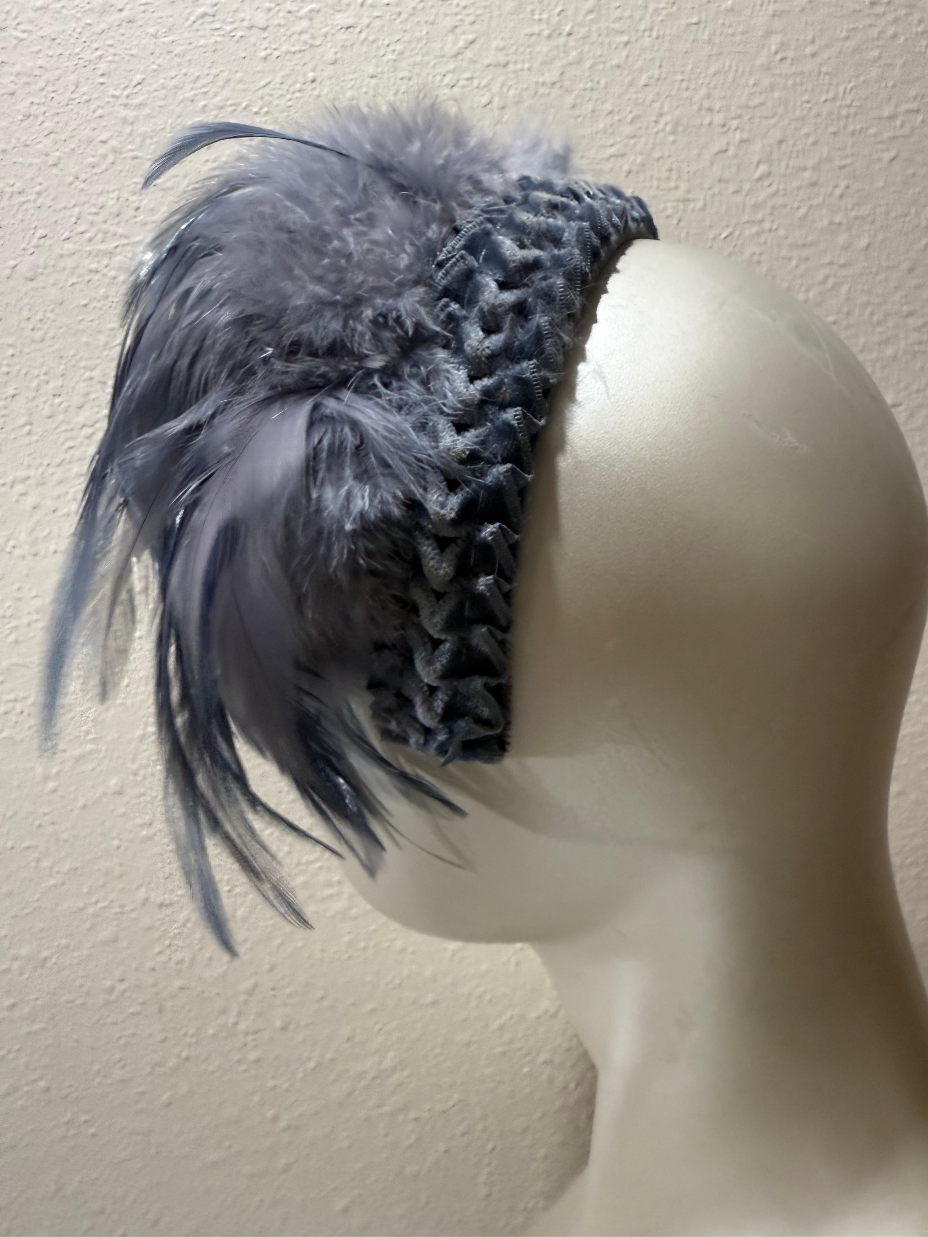 Cappello con fascia di piume e volant in velluto, ispirato al balletto degli anni '50, di colore blu Steele in vendita 2