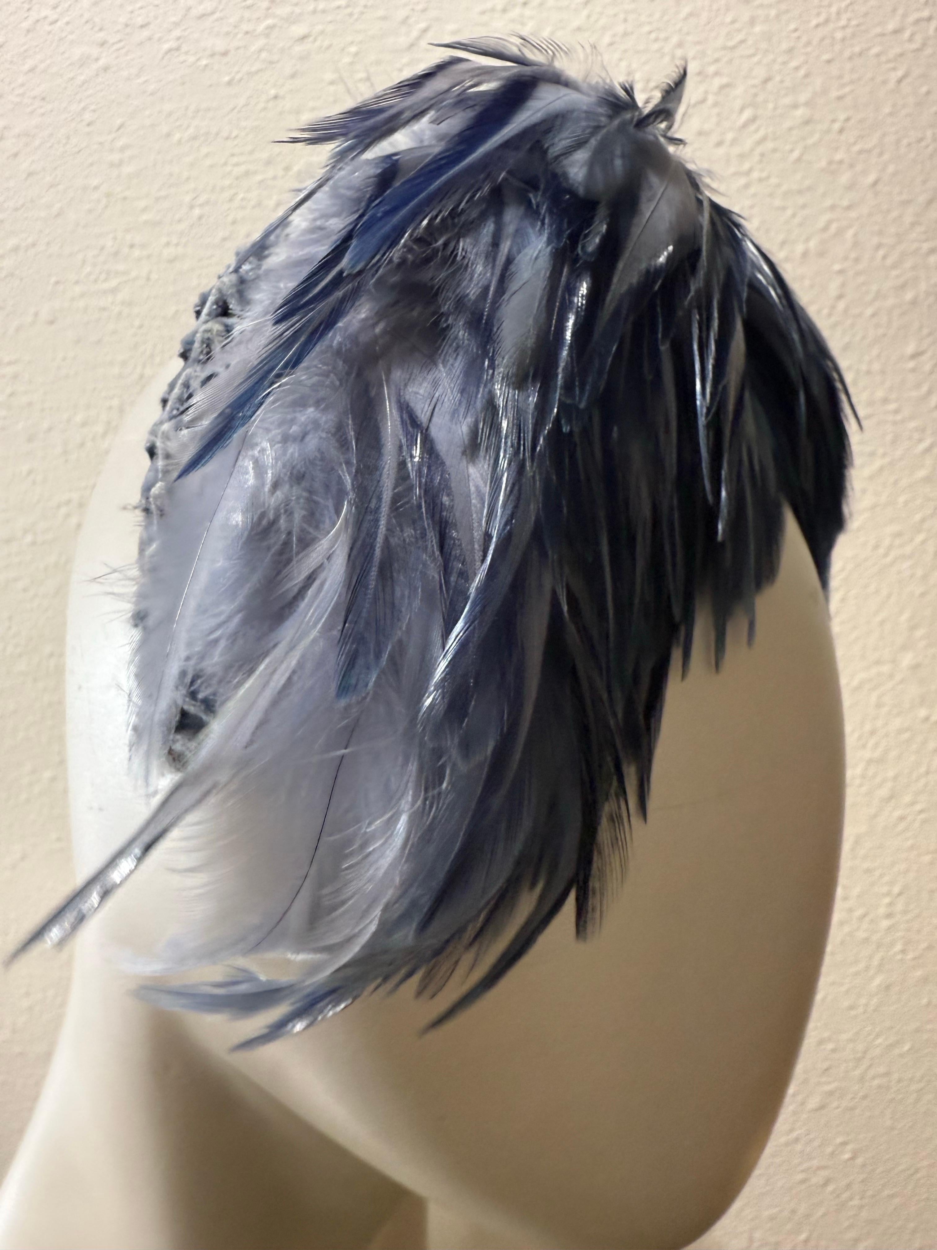 Cappello con fascia di piume e volant in velluto, ispirato al balletto degli anni '50, di colore blu Steele in vendita 3