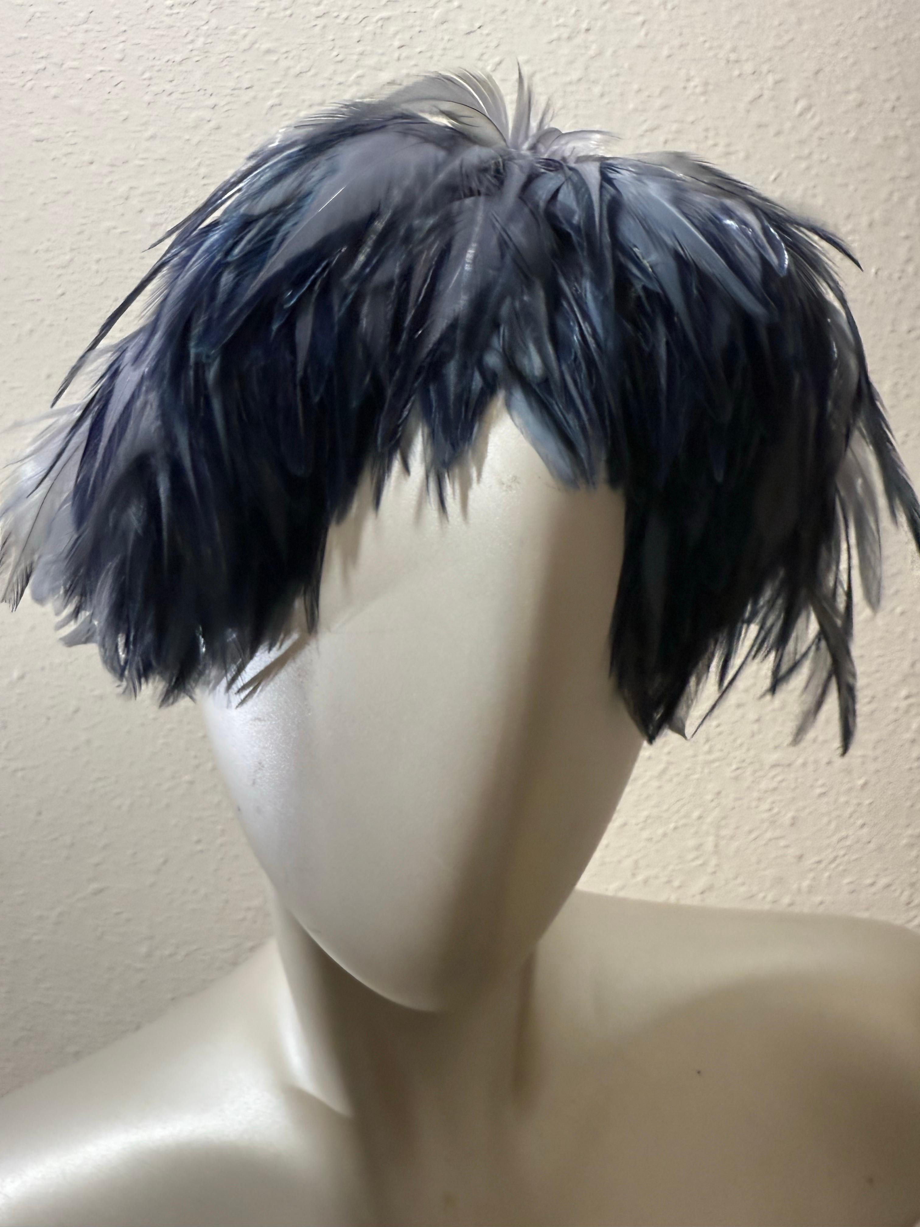 Cappello con fascia di piume e volant in velluto, ispirato al balletto degli anni '50, di colore blu Steele in vendita 4