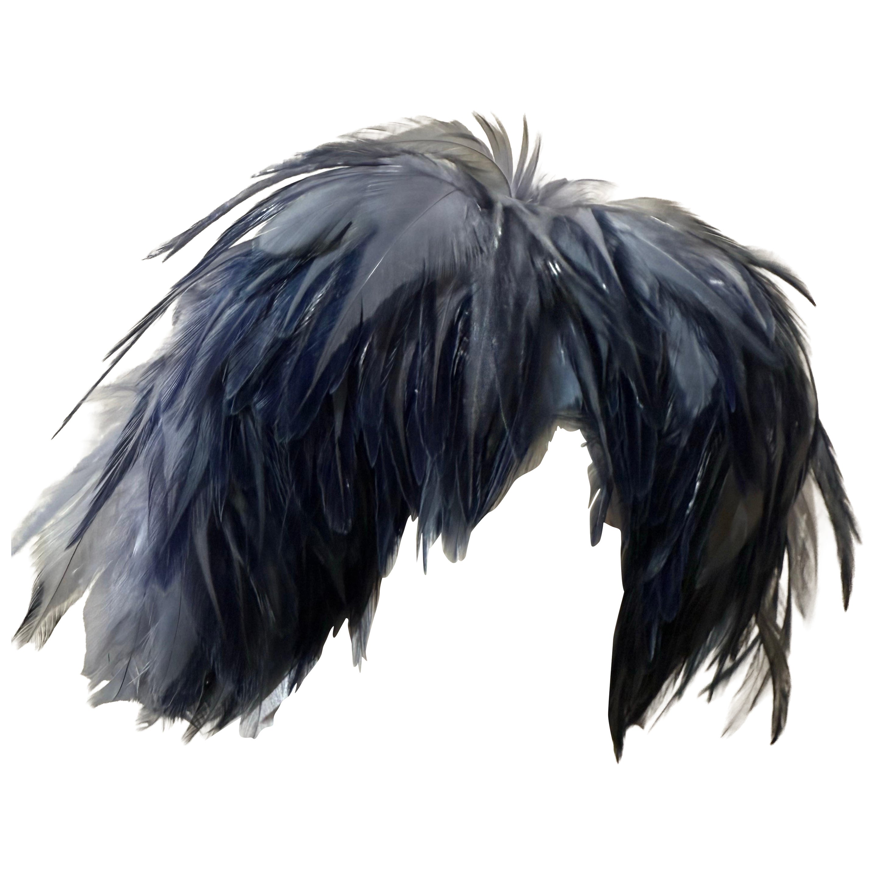 Años 50 Azul Acero Inspirado en el Ballet Sombrero de Pluma Exuberante con Banda de Terciopelo con Volantes Gimp