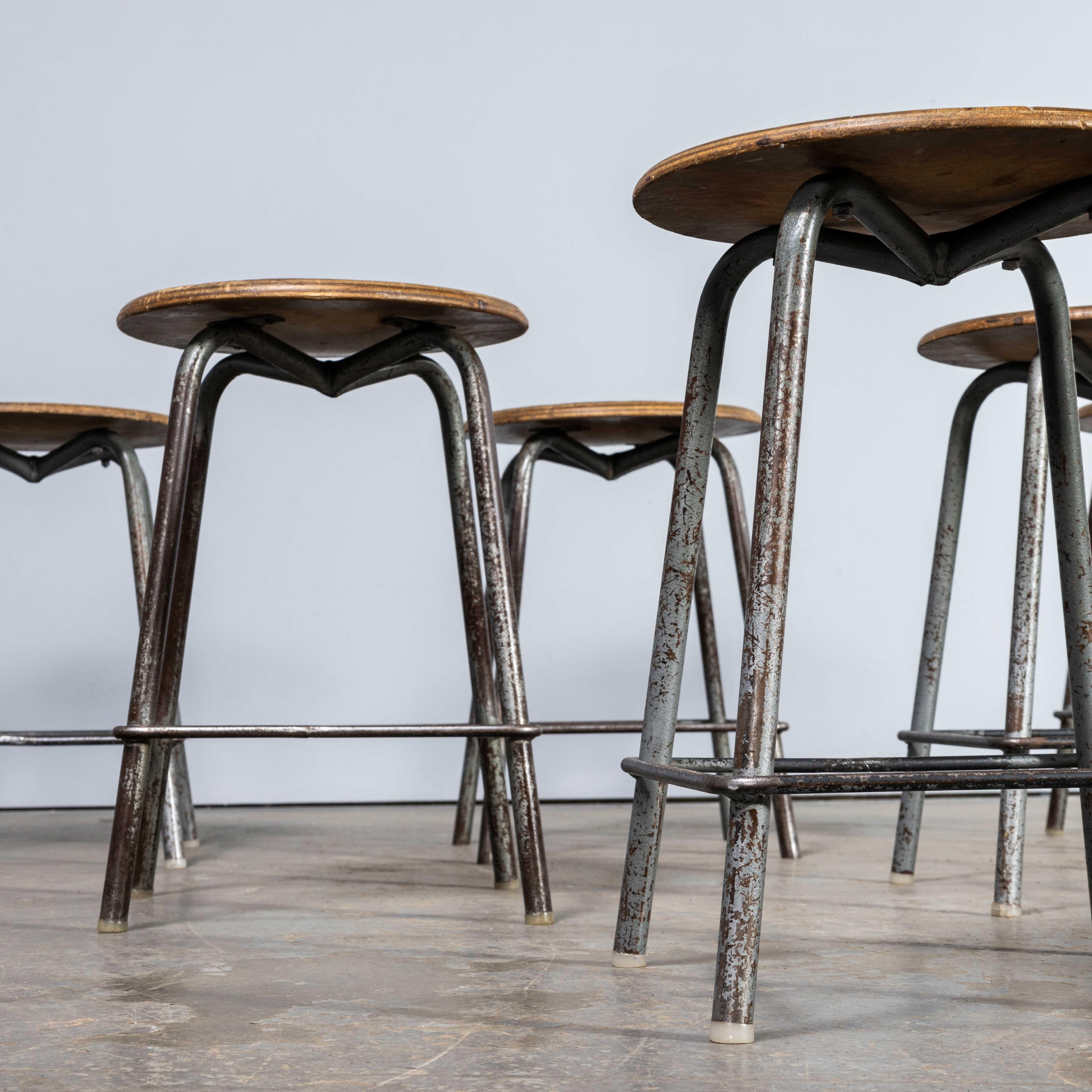 Sgabelli a quattro gambe industriali francesi originali degli anni '50 in Steele - Buona quantità disponibile In condizioni buone in vendita a Hook, Hampshire