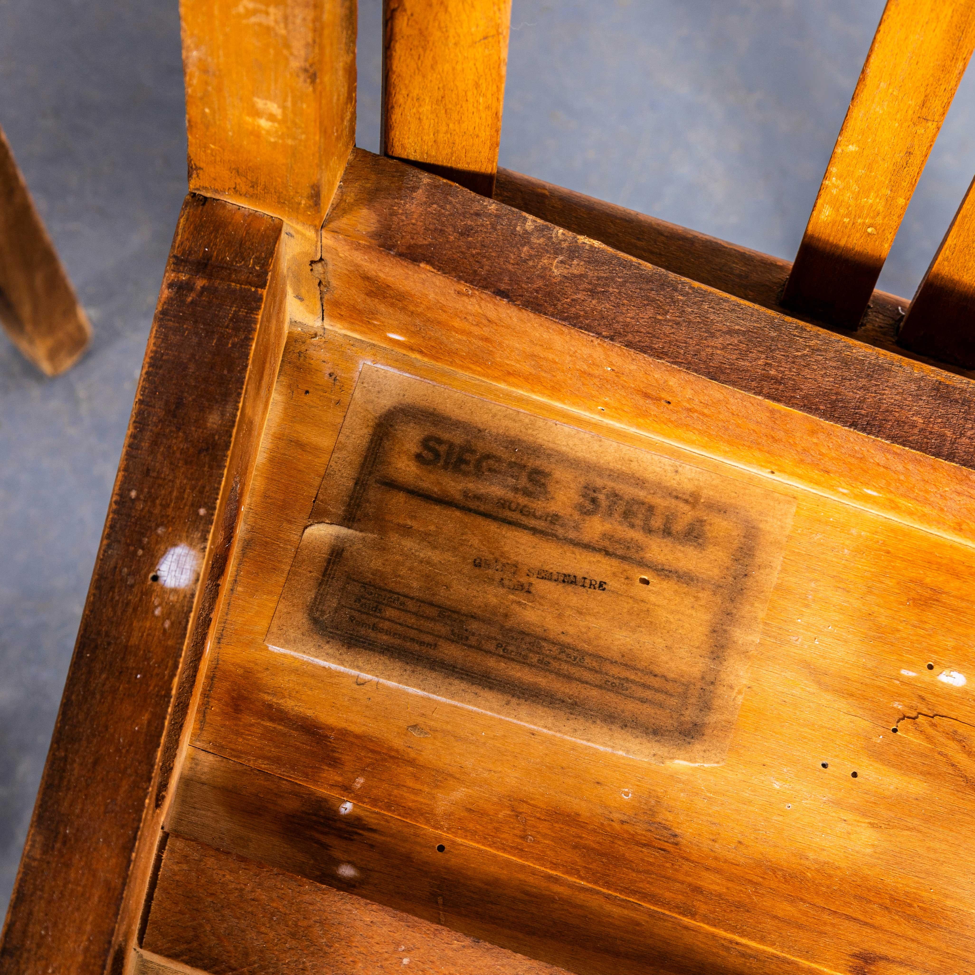 1950's Stella Ribbed Angular Seat Dining Chairs - Small Batch Available. 

Stella ist ein weniger bekannter französischer Stuhlhersteller, der ursprünglich 1912 als Auriol Company gegründet wurde und Schubkarren herstellte. 1922 nutzte Léon Ruisseau