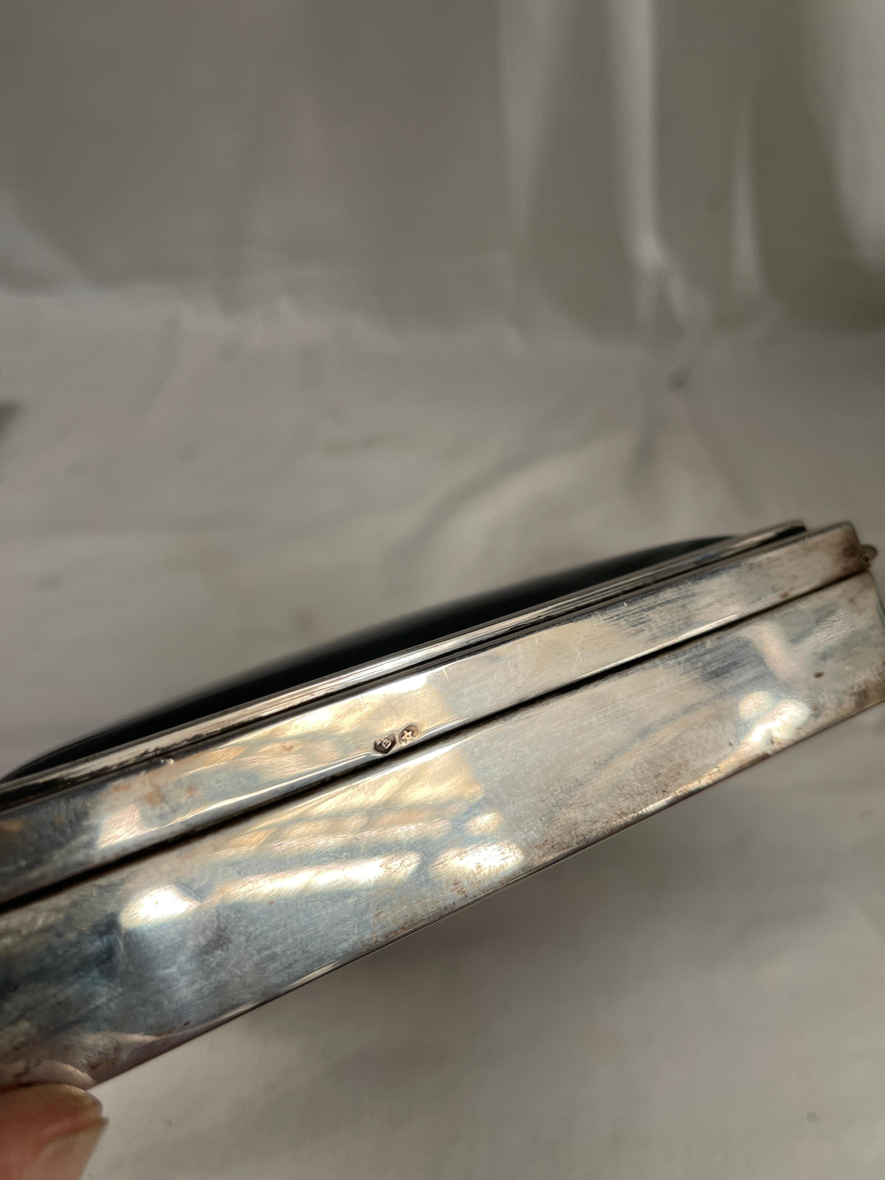 Caja de plata de ley y esmalte de los años 50 mediados del siglo XX en venta