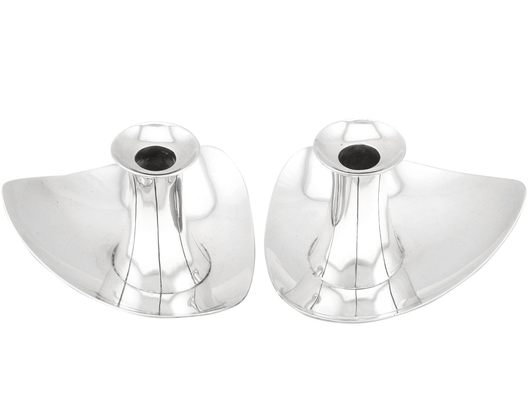 Ein außergewöhnliches, feines und beeindruckendes Paar englischer Sterlingsilber-Kerzenleuchter im Design-Stil; eine Ergänzung zu unserer Sammlung von Ziersilberwaren.

Diese außergewöhnlichen kleinen silbernen Vintage-Kerzenhalter aus Sterling