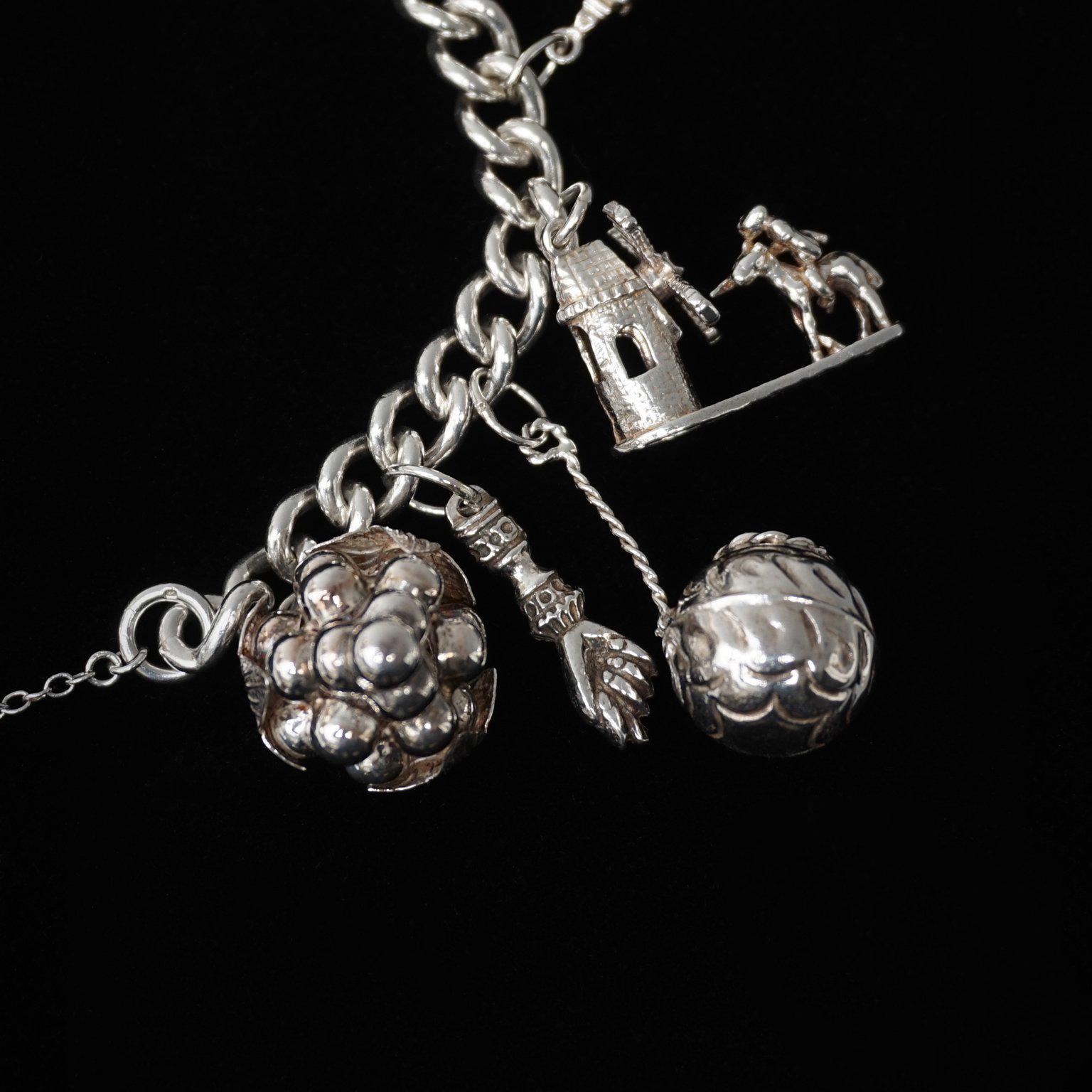 1950s Sterling Silver English Padlocked Charm Bracelet avec dix-sept charms en vente 3