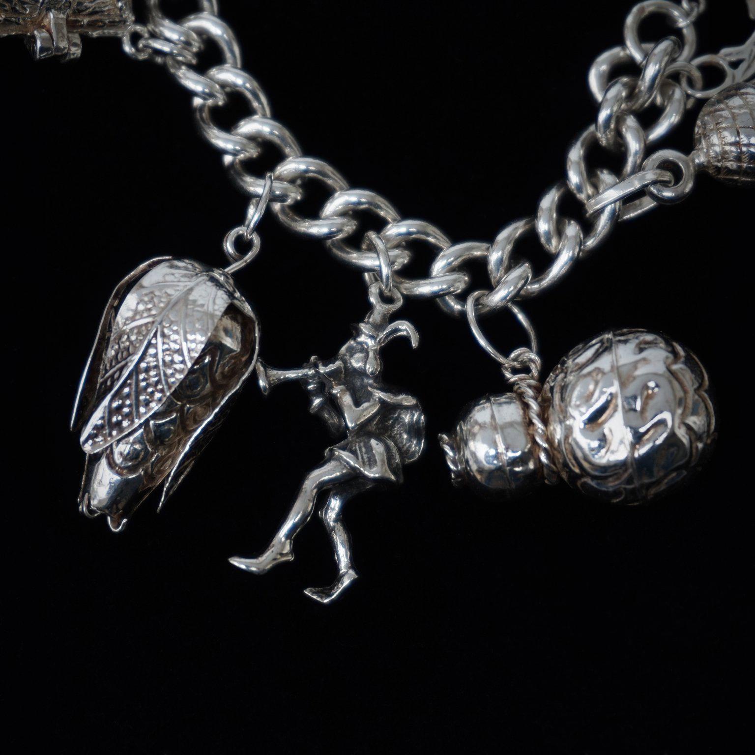 Milieu du XXe siècle 1950s Sterling Silver English Padlocked Charm Bracelet avec dix-sept charms en vente