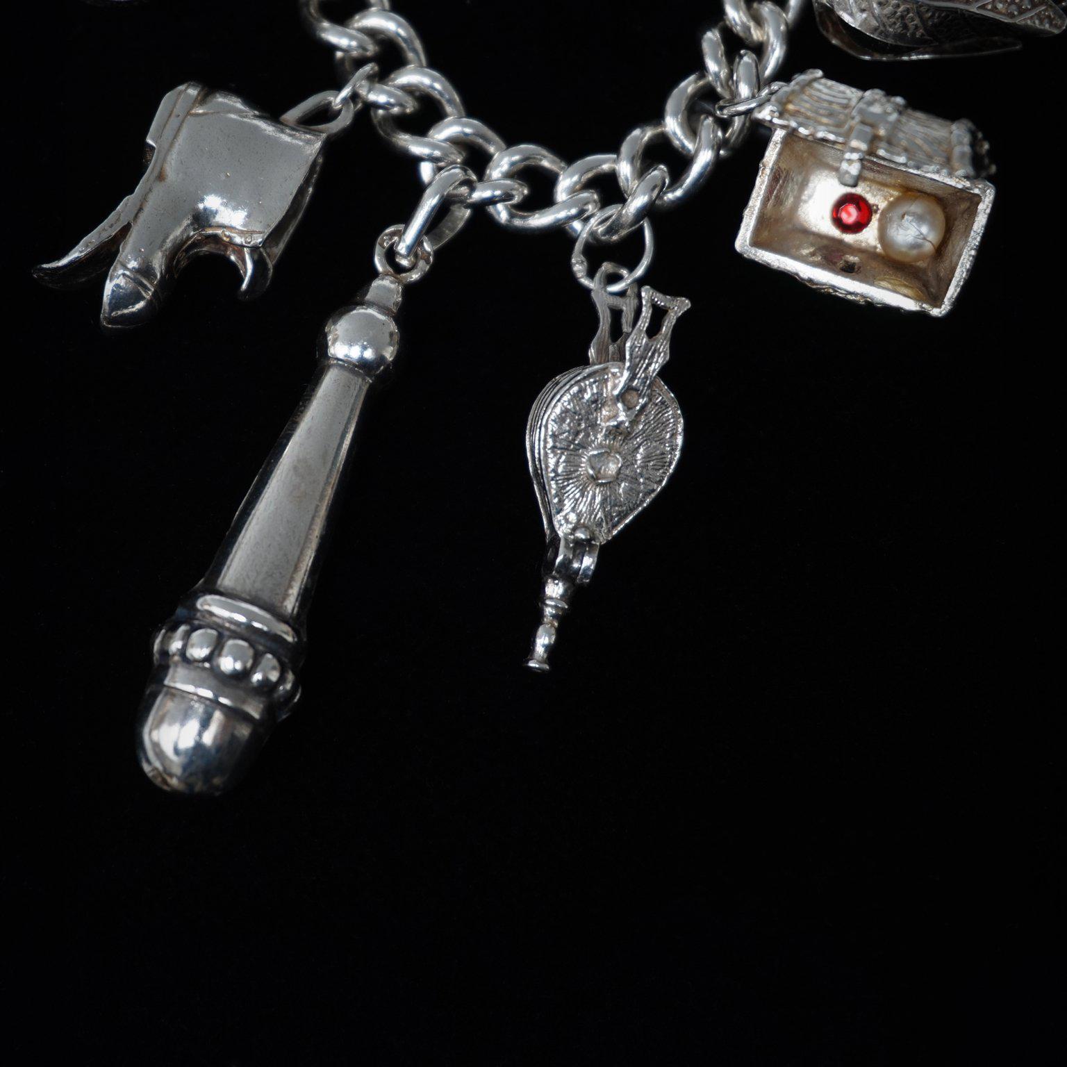 Argent sterling 1950s Sterling Silver English Padlocked Charm Bracelet avec dix-sept charms en vente