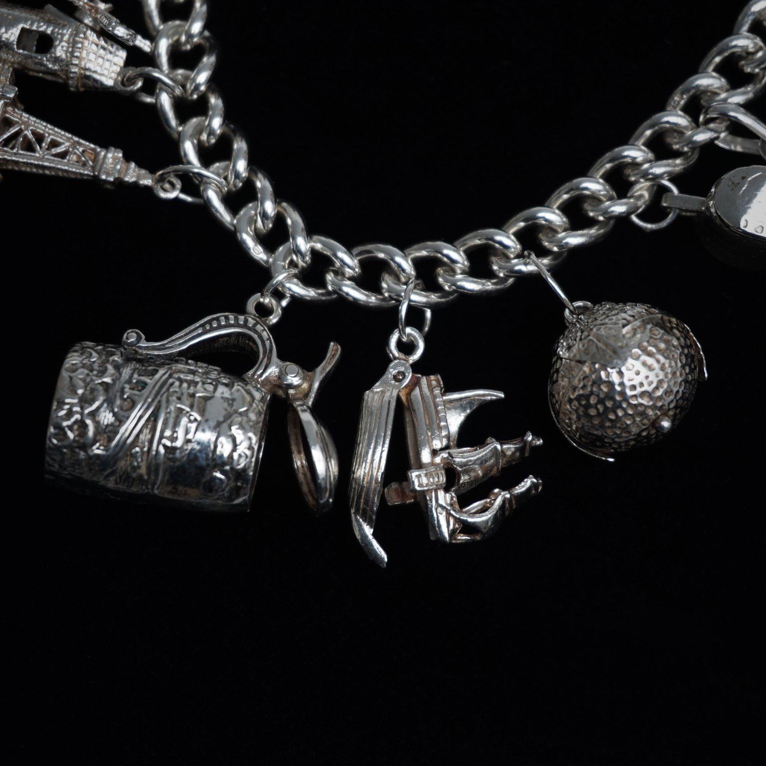 1950er Jahre Sterling Silber Englisch Vorhängeschloss Charm Armband mit siebzehn Charme im Angebot 1