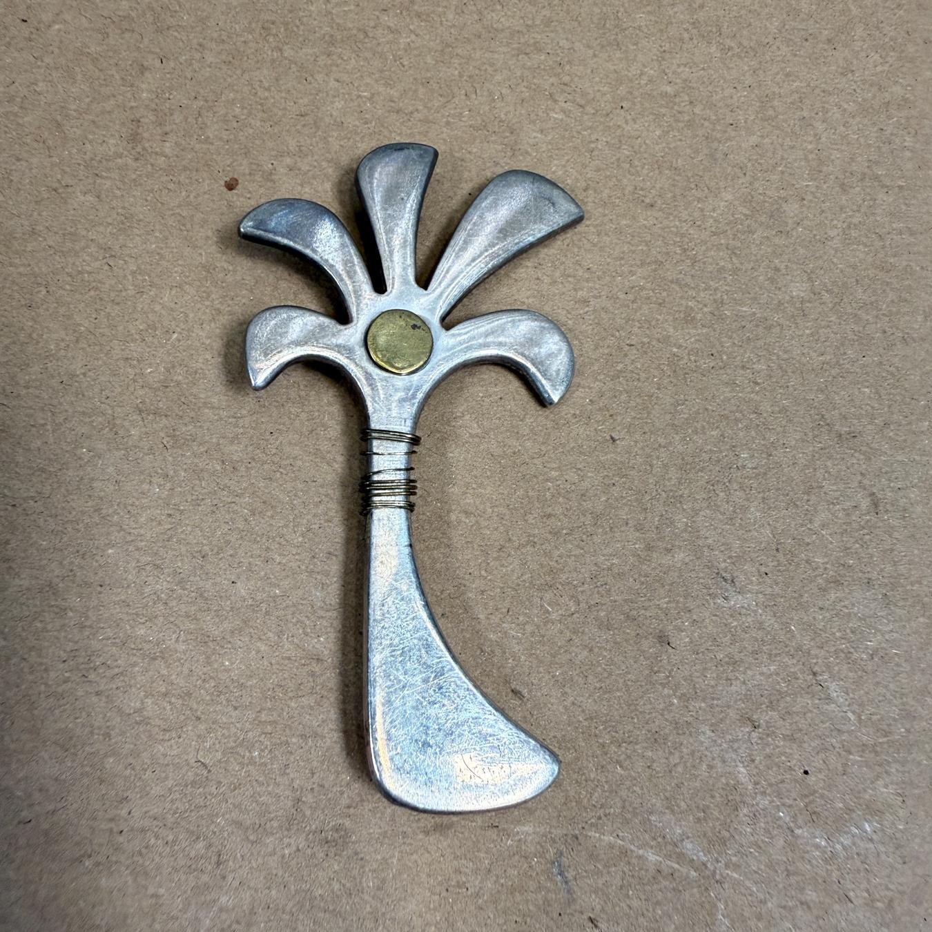 1950s Palm Tree Silver Pin modernist appeal
Mexico 925 Sterling Silver Vintage 2 Tone Palm Tree Brooch Pin
3 H x 1.63 W x .25 D
Original vintage
Refer to images