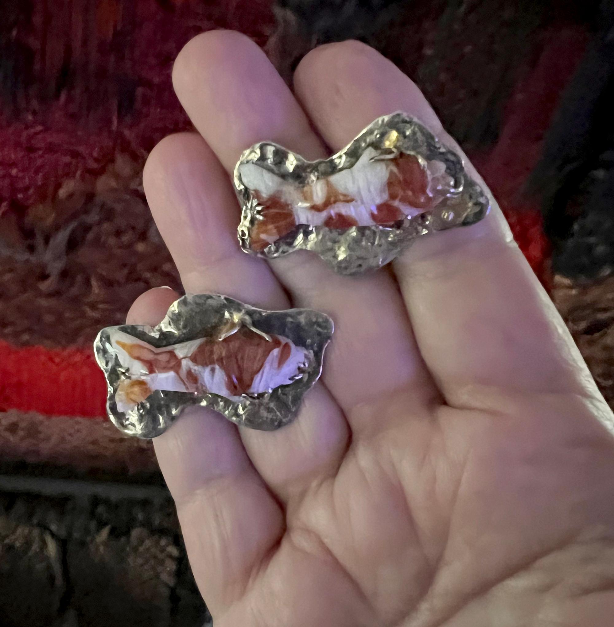 Gemelos de plata de ley de los años 50 con vermeil de ágata tallada y pez koi en Bueno estado para la venta en Palm Springs, CA