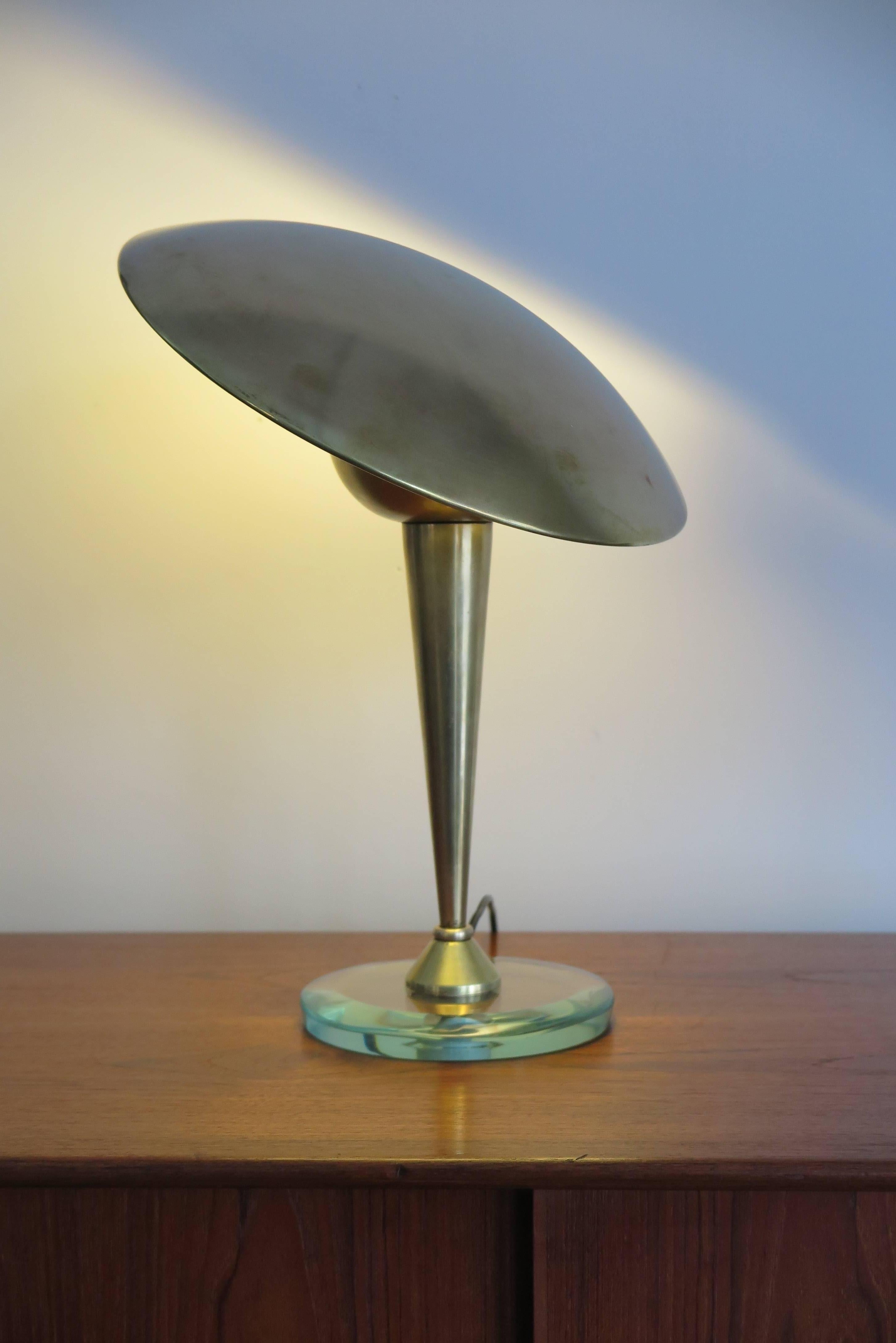 1950s Italian brass Stilnovo (attributed) table or desk lamp with bevelled crystal base and adjustable round brass shade.