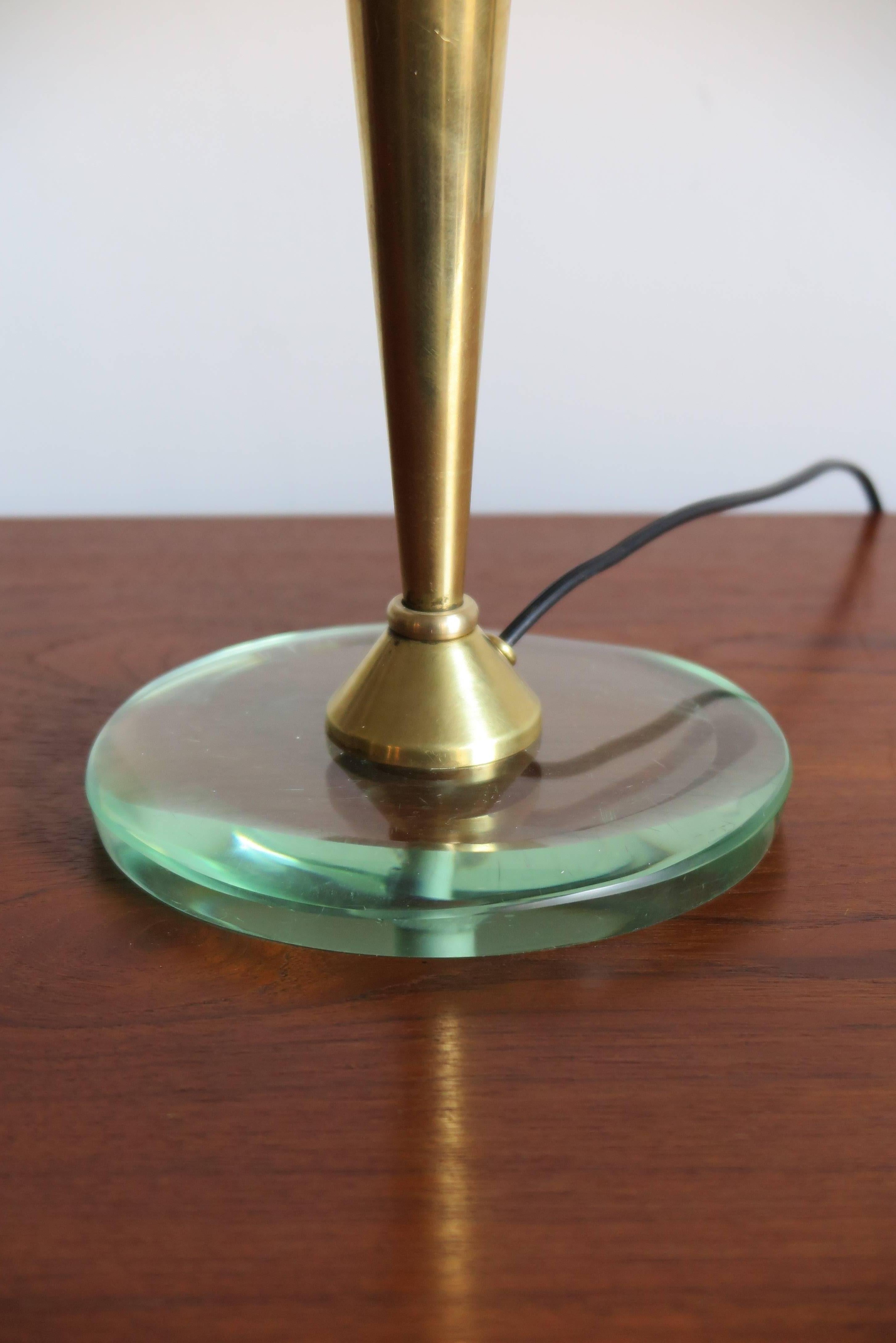 1950s Stilnovo Attributed Mid-Century Modern Brass and Glass Table Lamp In Excellent Condition In Reggio Emilia, IT