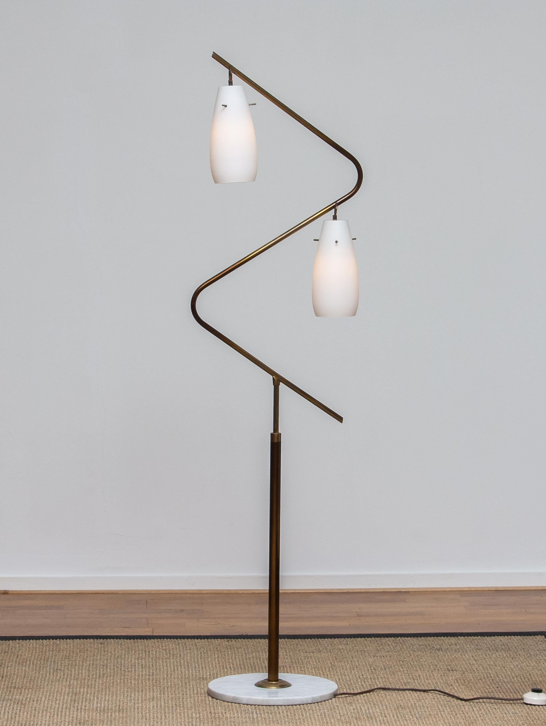 Schöne Stehlampe aus Messing aus den 1950er Jahren auf Marmorsockel mit zwei Opalvasen von Stilnovo Lainate Mailand, Italien.
Die Stehleuchte ist technisch 100% und der Gesamtzustand ist gut.
Die Glühbirne hat die Größe E 14 / E17 und ist für 110