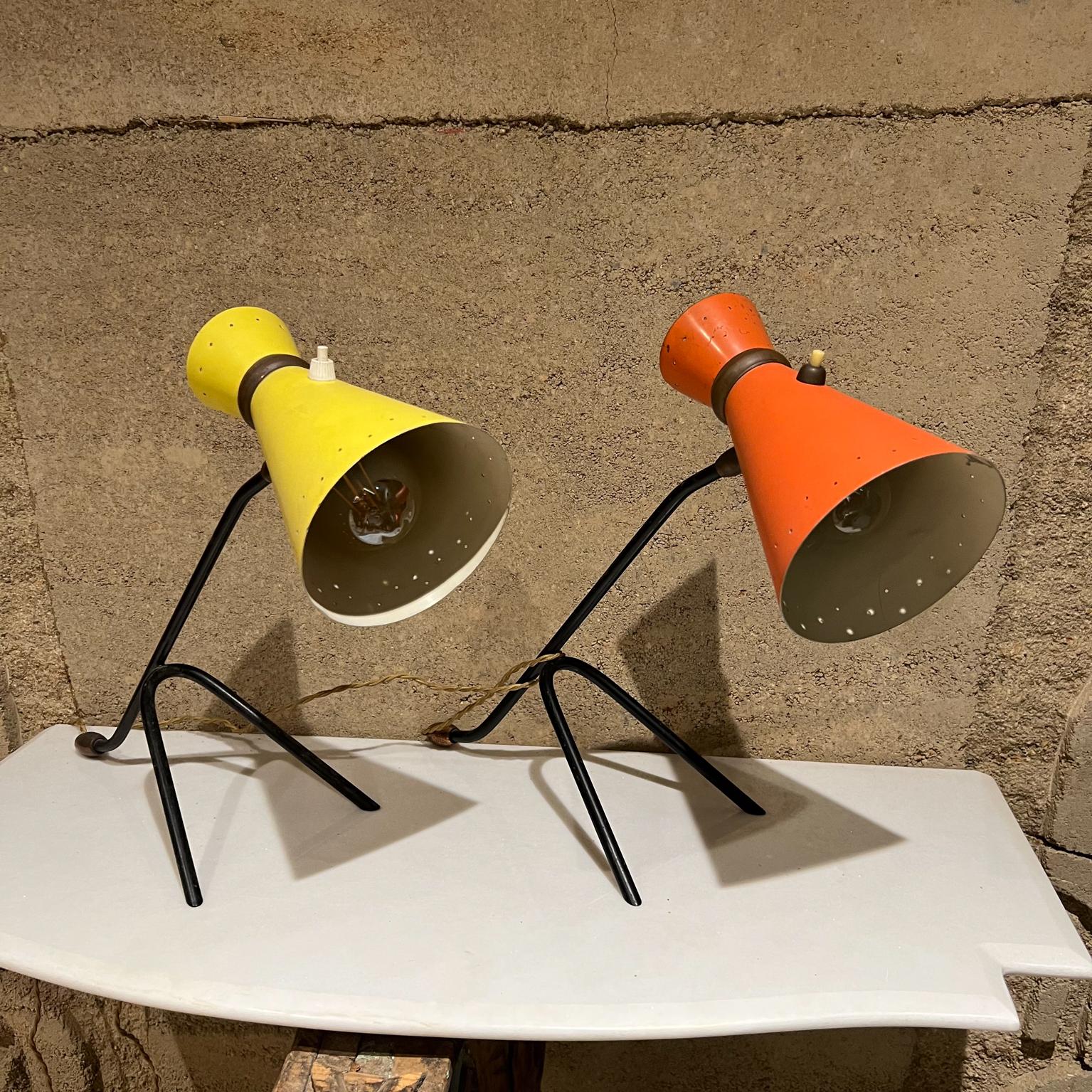 Mid-Century Modern Paire de lampes de bureau cônes italiennes Stilnovo des années 1950, jaune et rouge en vente