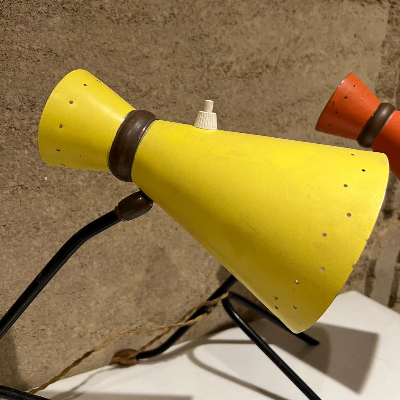Paire de lampes de bureau cônes italiennes Stilnovo des années 1950, jaune et rouge Bon état - En vente à Chula Vista, CA