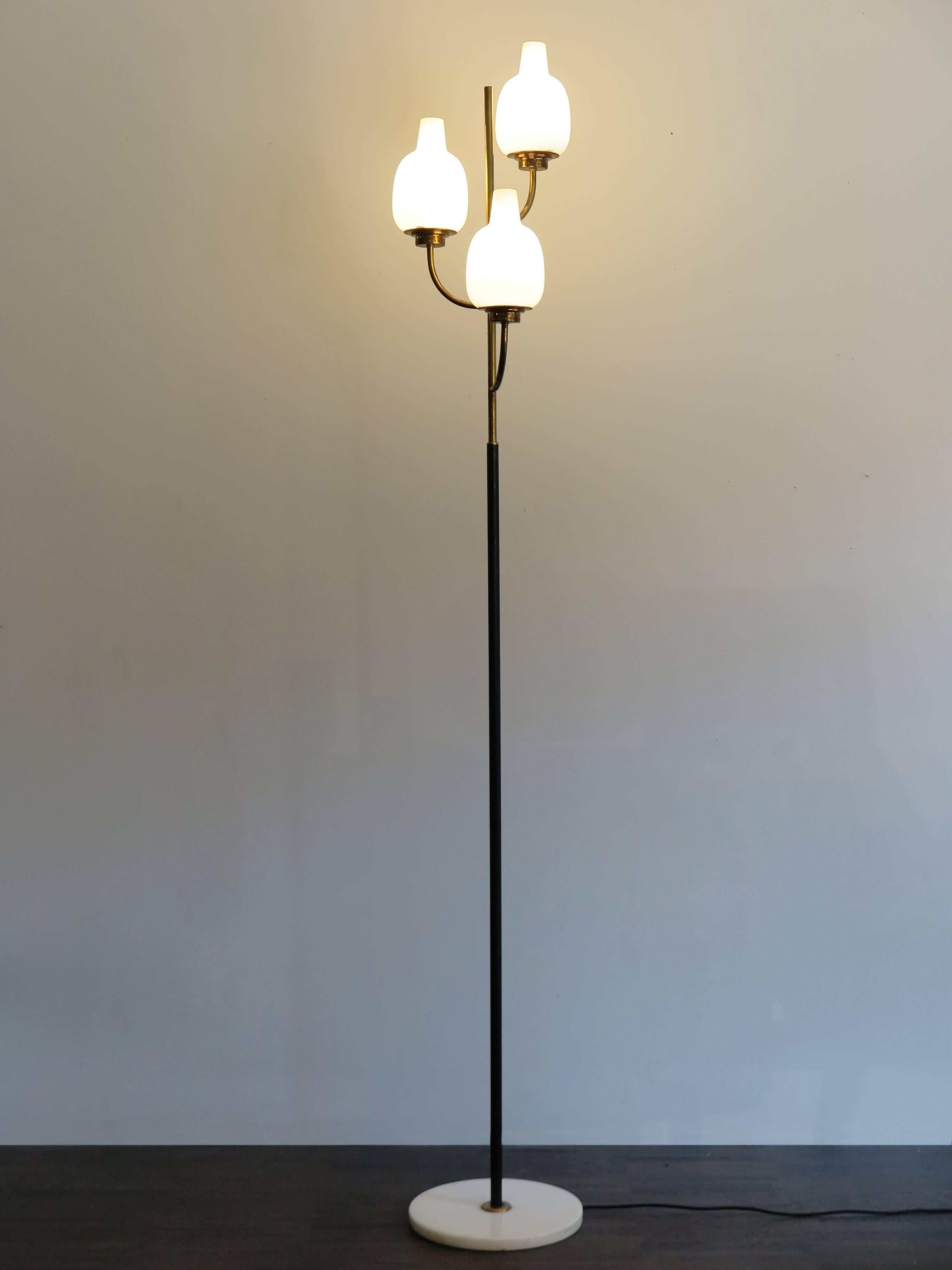 1950s Italian Mid-Century Modern design Stilnovo floor lamp with marble base, varnished tubular steel, brass, and frosted opaline glasses.