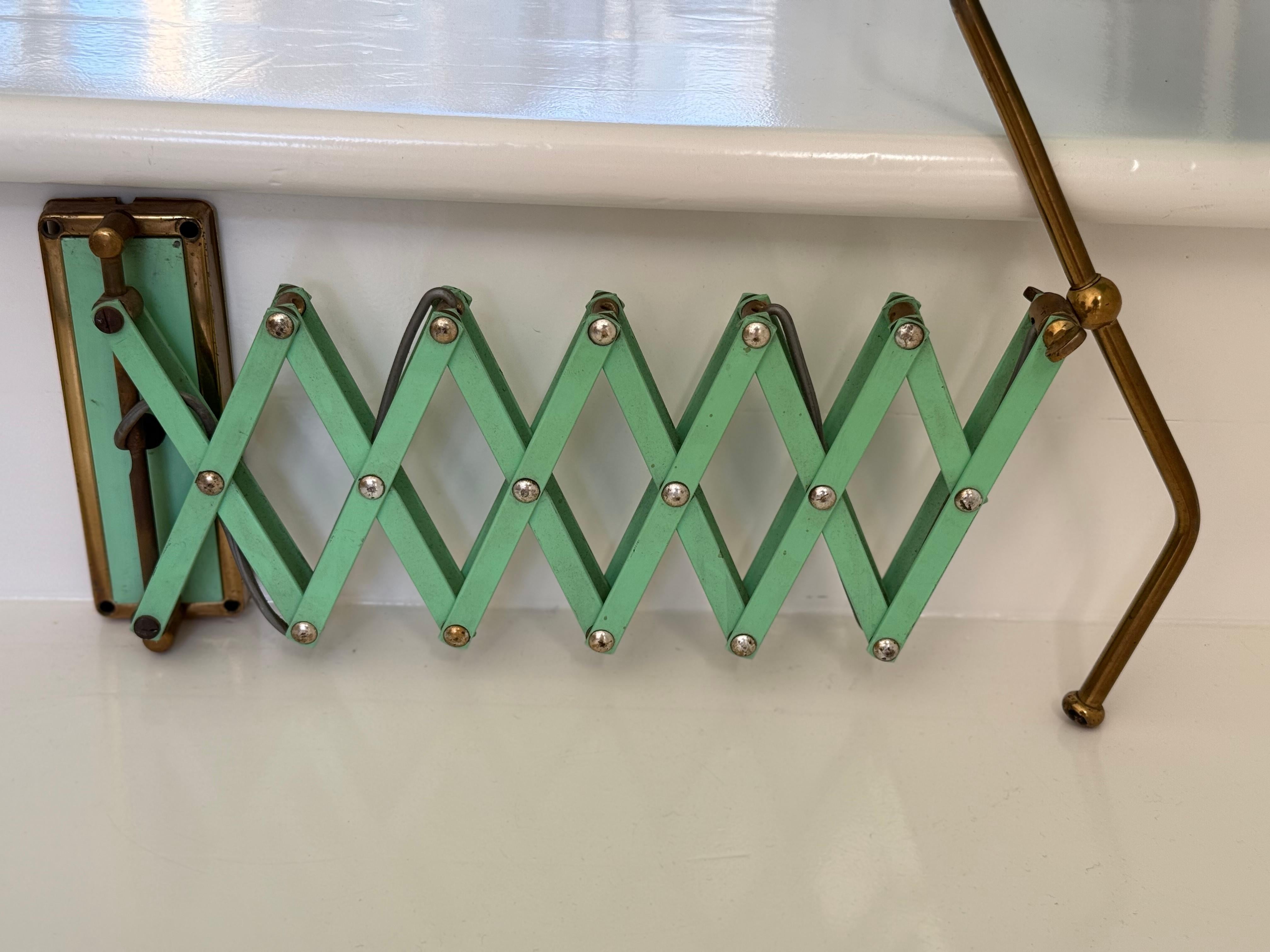 1950er Jahre Stilnovo  Moderne italienische Scherenlampe aus Messing aus der Mitte des Jahrhunderts (Gemalt) im Angebot