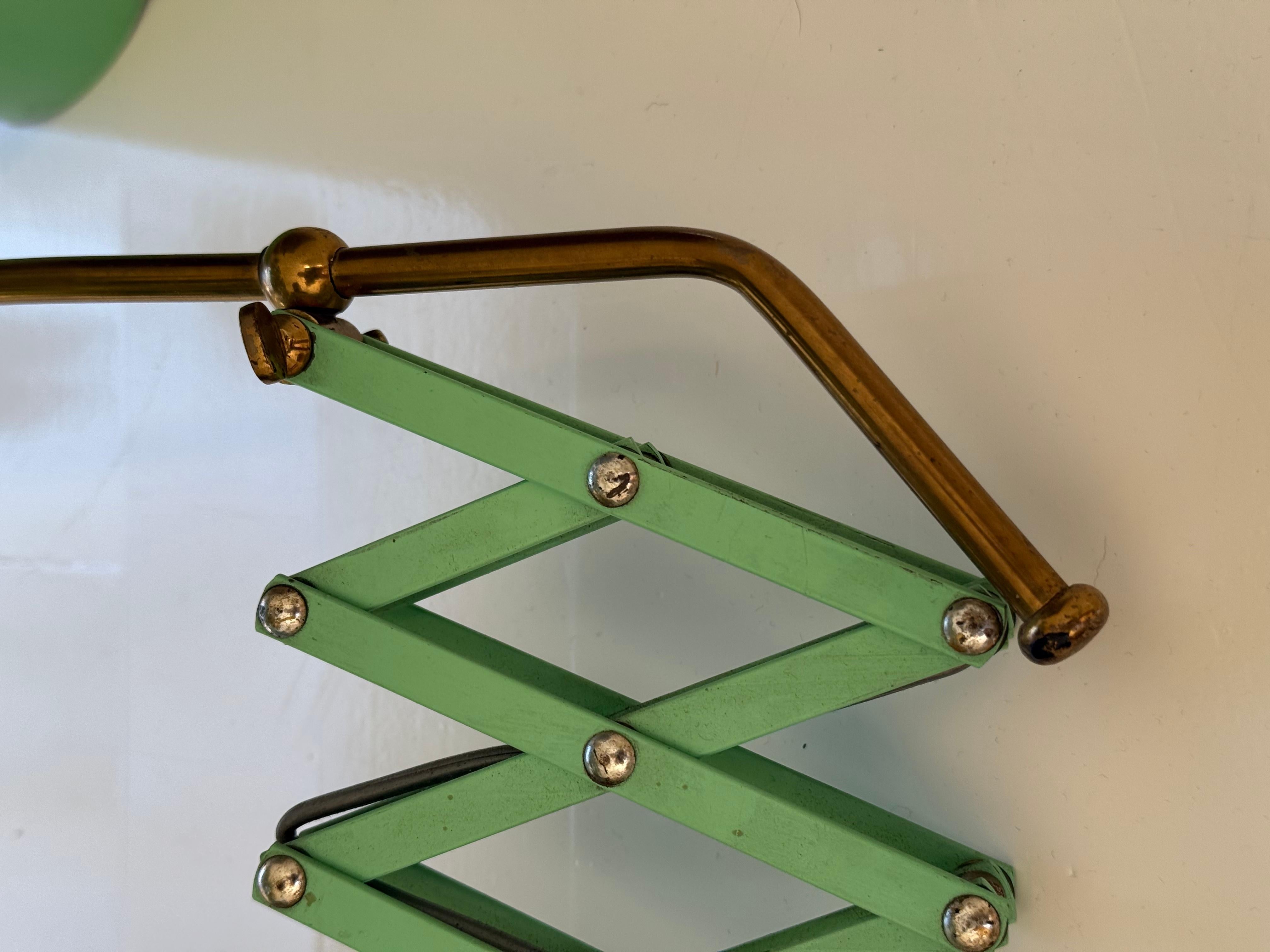 1950er Jahre Stilnovo  Moderne italienische Scherenlampe aus Messing aus der Mitte des Jahrhunderts (Metall) im Angebot