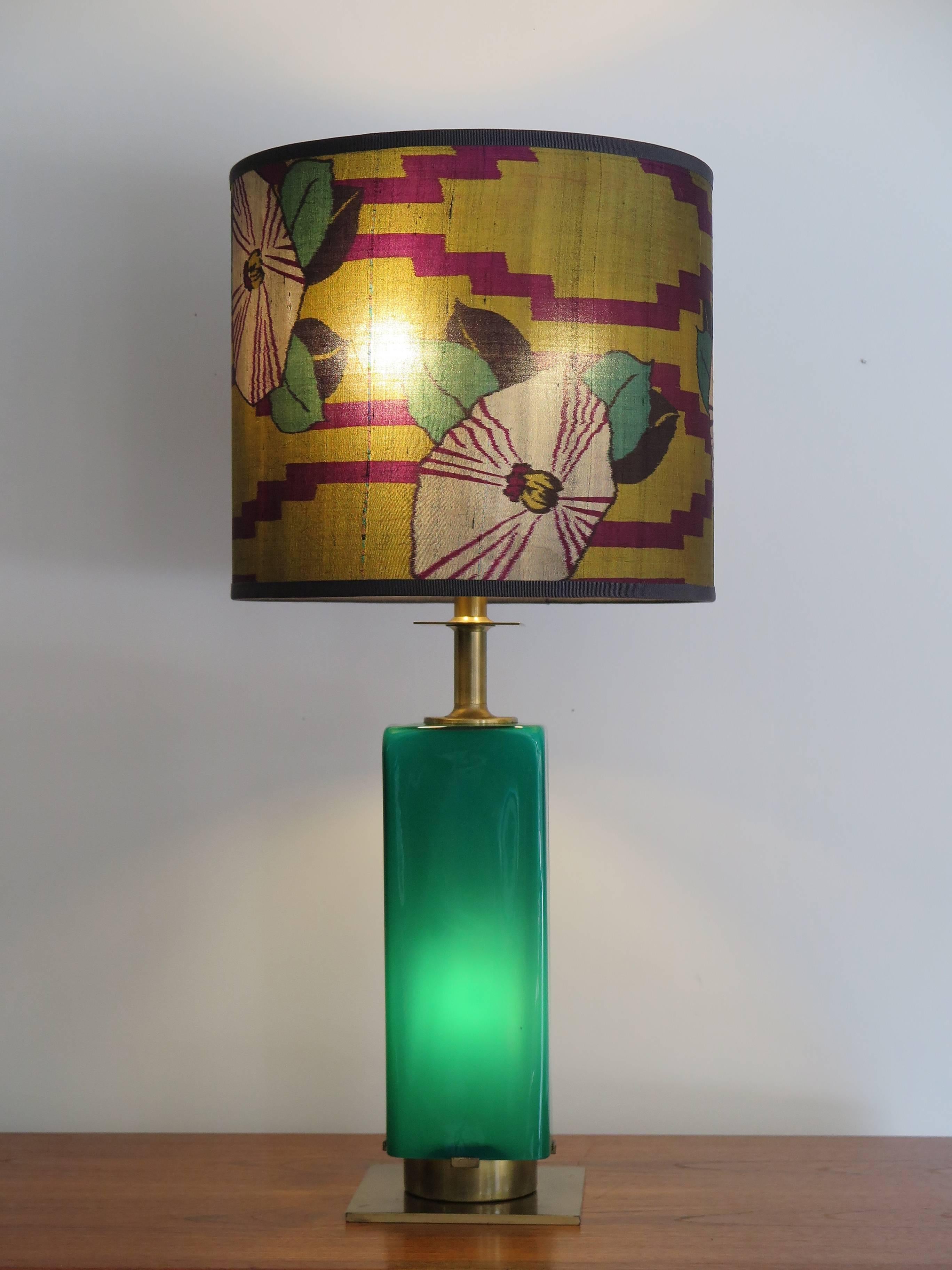 1950s Italian table lamp or lampshade produced by Stilnovo with triple ignition and base in green glass, brass structure and manufacture label. Lampshade made new with antique Japanese kimono fabric.