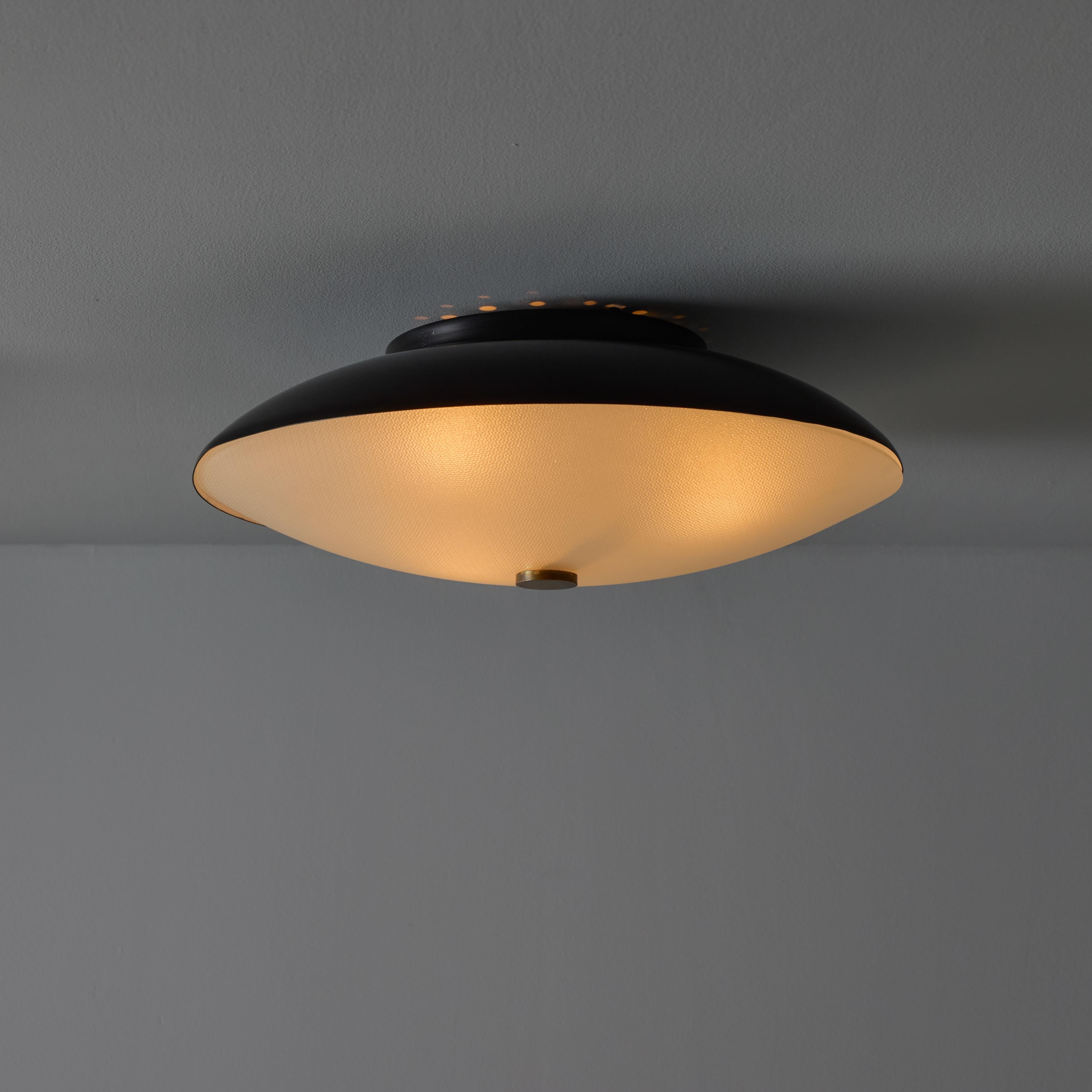 1950er Stilnovo Deckenleuchte aus Opalglas und schwarzem Metall.

Ein typisch italienisches Design der 1950er Jahre aus schwarz lackiertem Metall mit einem Opalglasdiffusor und Messingbeschlägen. Eine hochfunktionelle und skulpturale