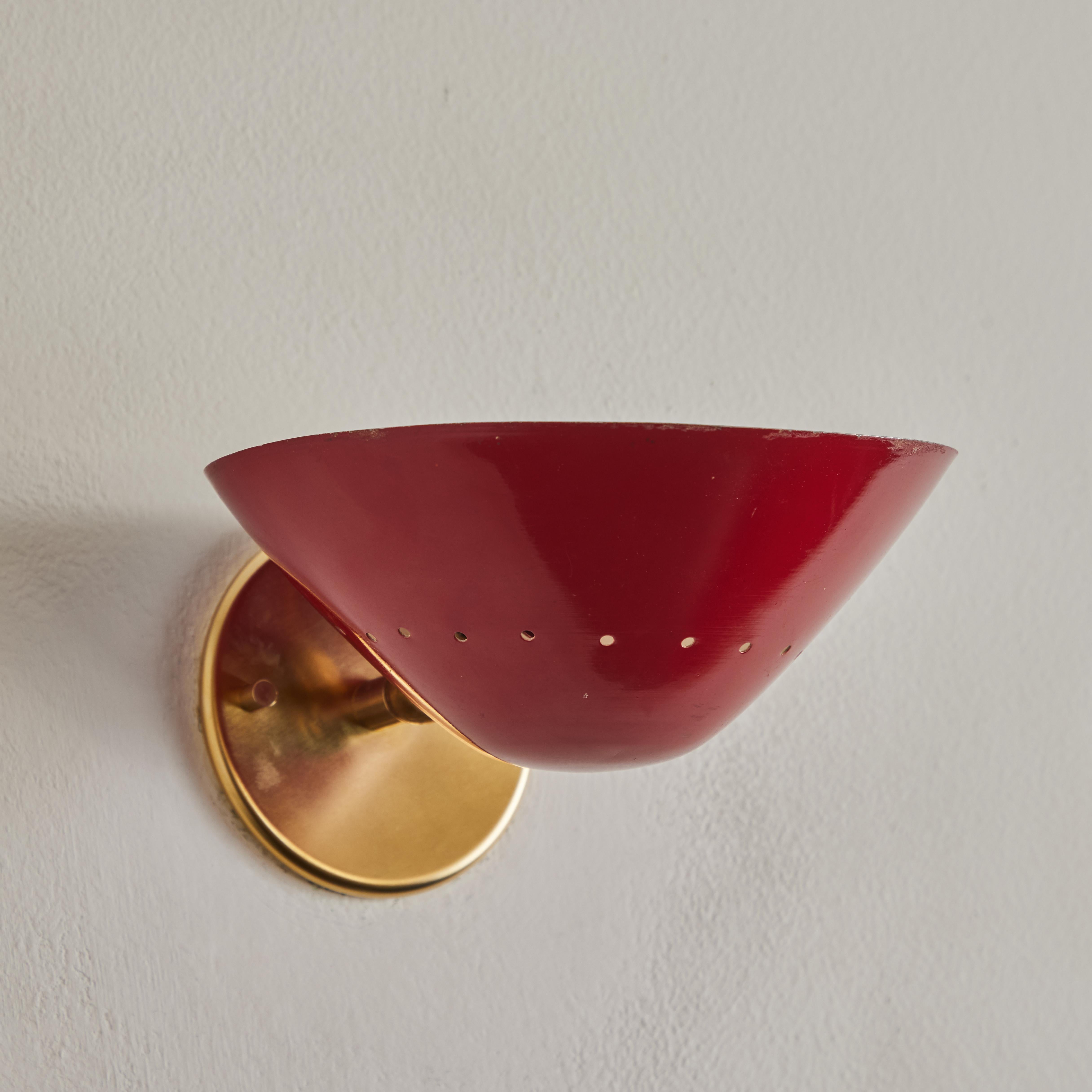 Mid-Century Modern Applique murale perforée Stilnovo des années 1950 en rouge en vente